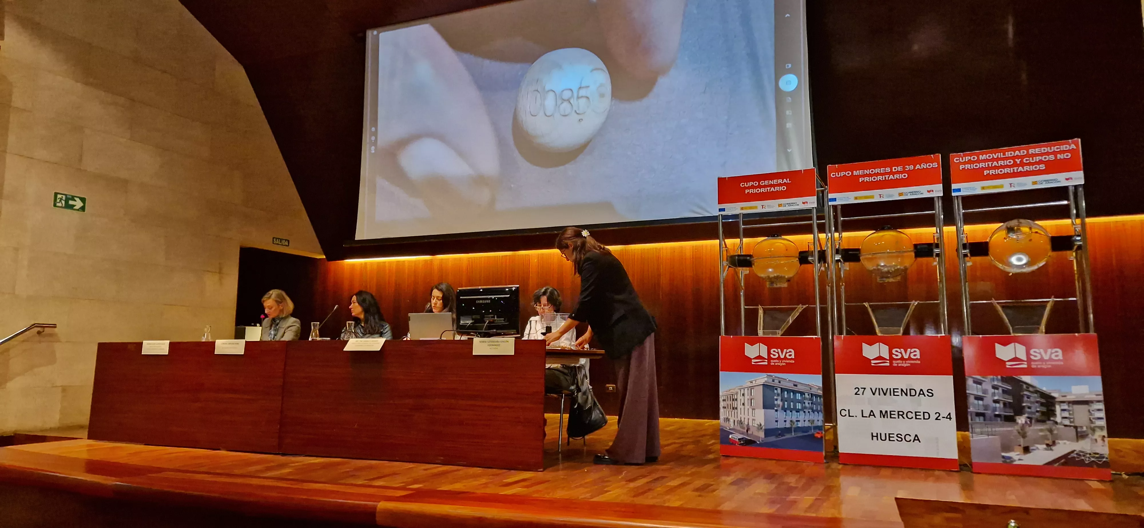 Sorteo de 27 viviendas protegidas de la fase 1 del sector La Merced de Huesca. Foto Myriam Martínez