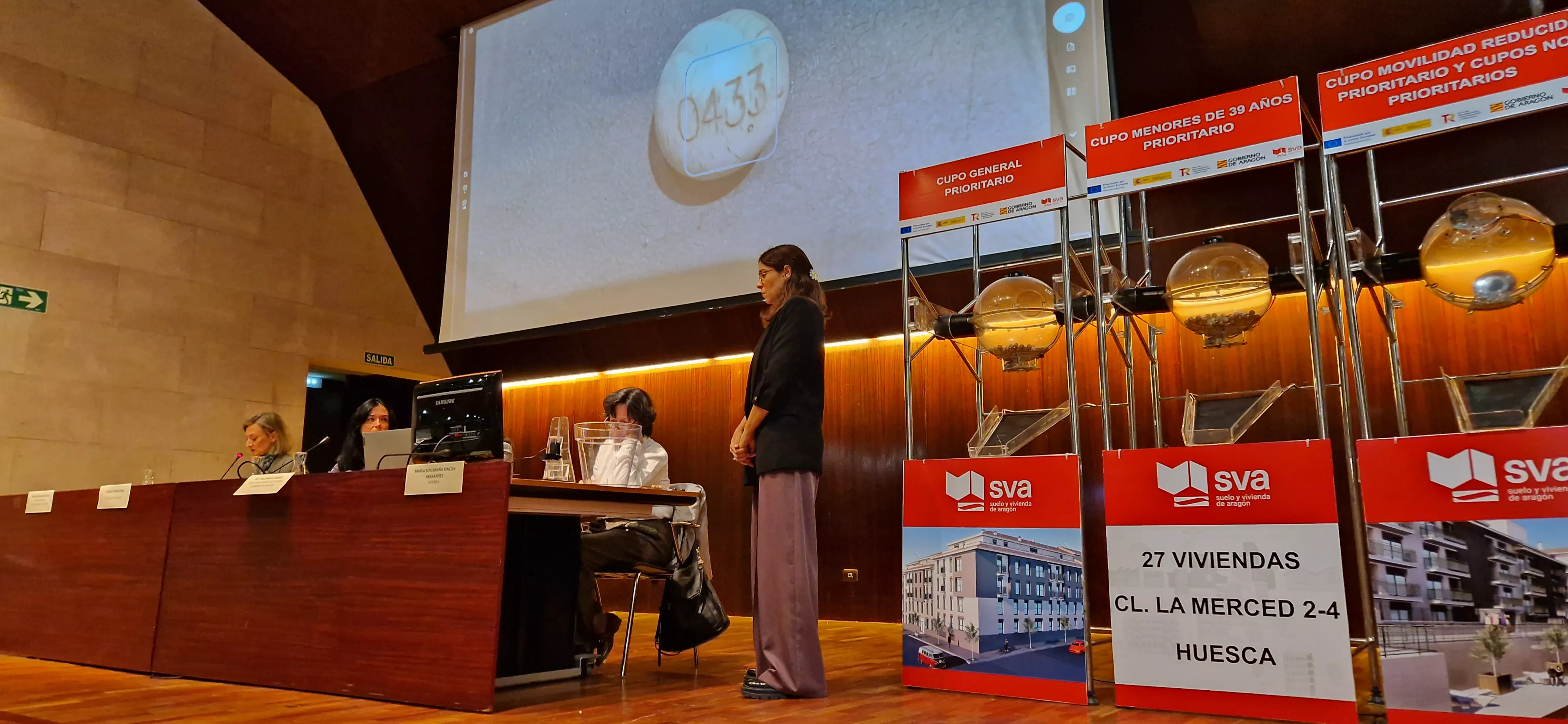 Sorteo de 27 viviendas protegidas de la fase 1 del sector La Merced de Huesca. Foto Myriam Martínez