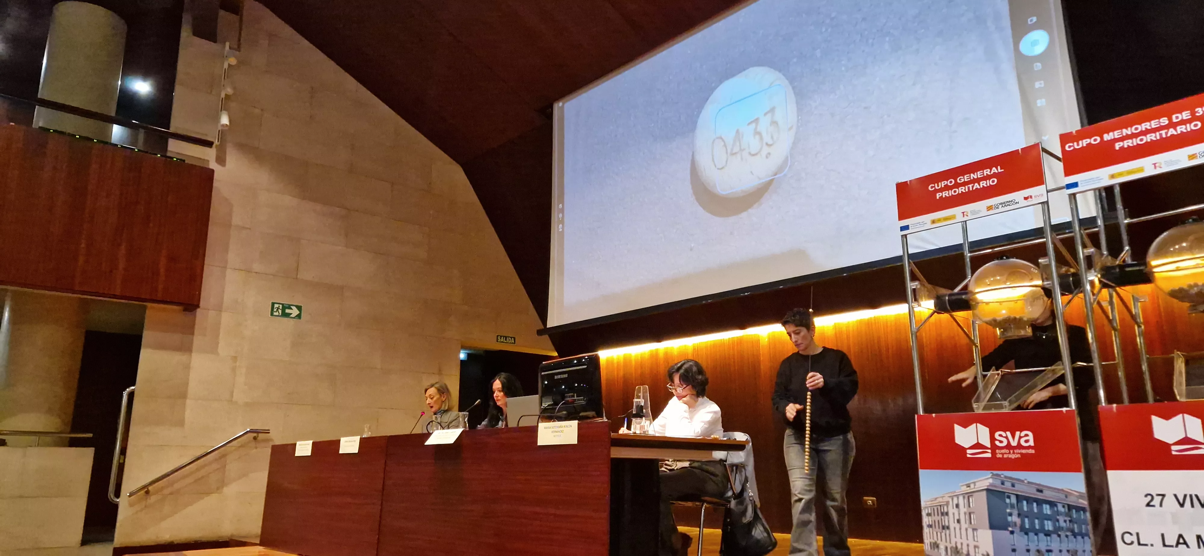 Sorteo de 27 viviendas protegidas de la fase 1 del sector La Merced de Huesca. Foto Myriam Martínez