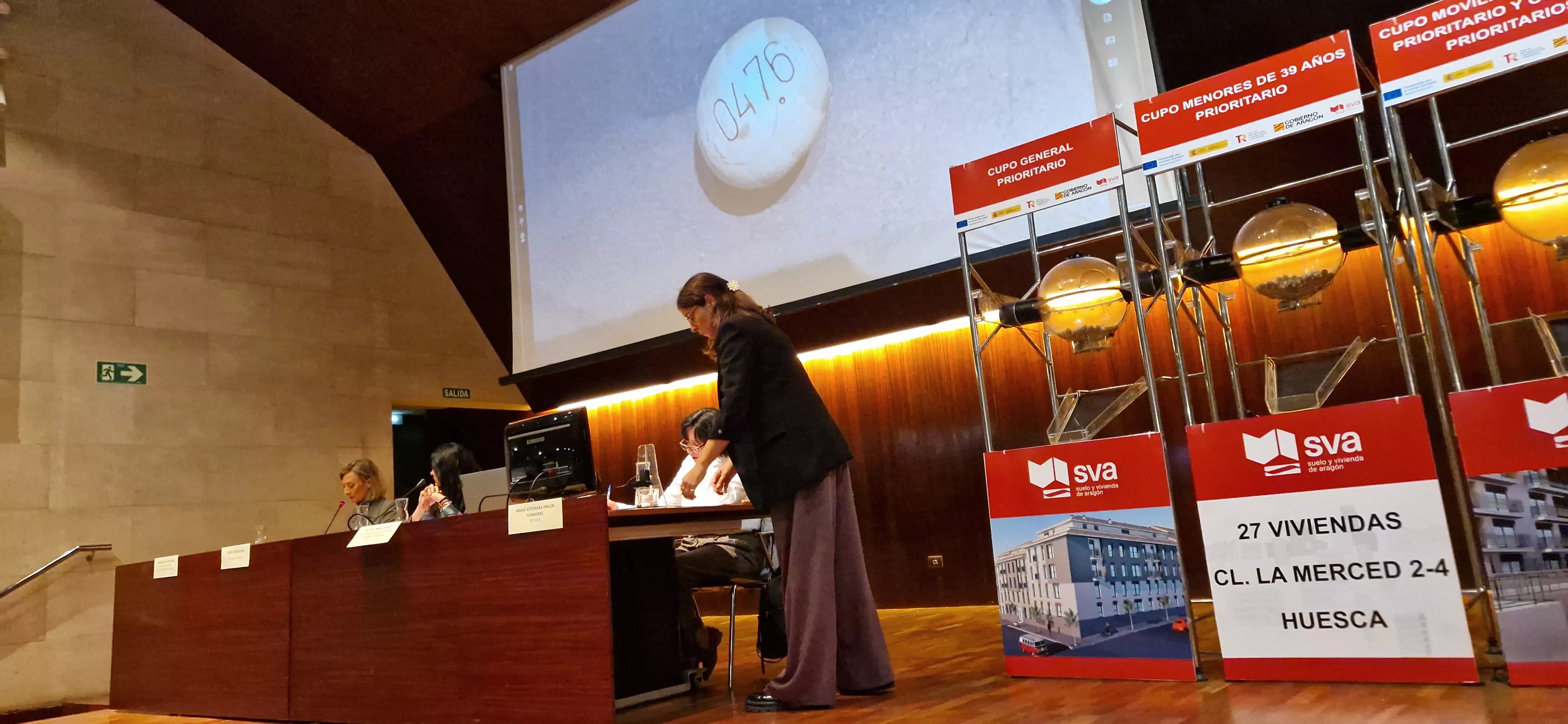 Sorteo de 27 viviendas protegidas de la fase 1 del sector La Merced de Huesca. Foto Myriam Martínez