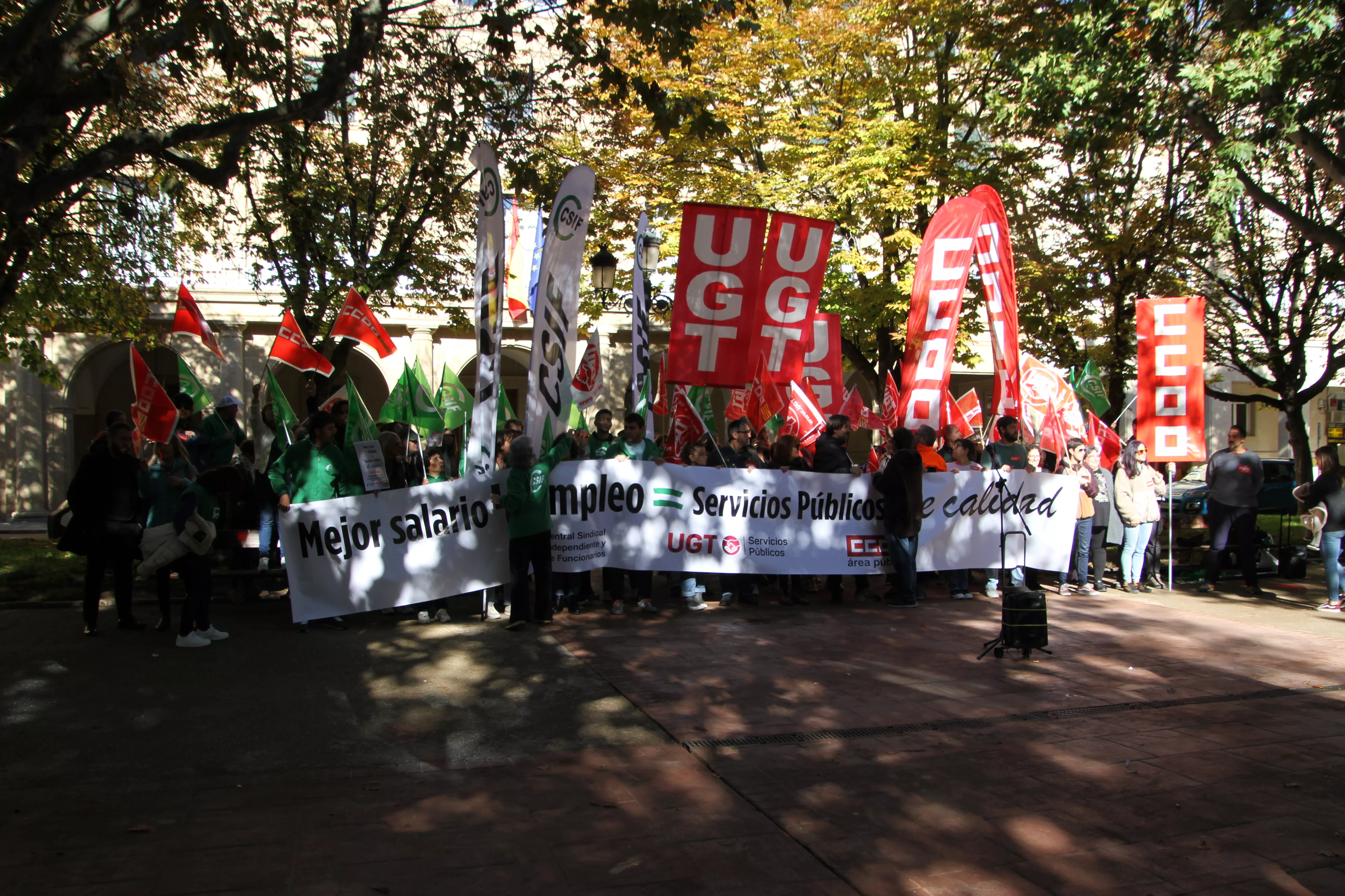Concentración en Huesca por unos servicios públicos de calidad. Foto Carlos Neofato