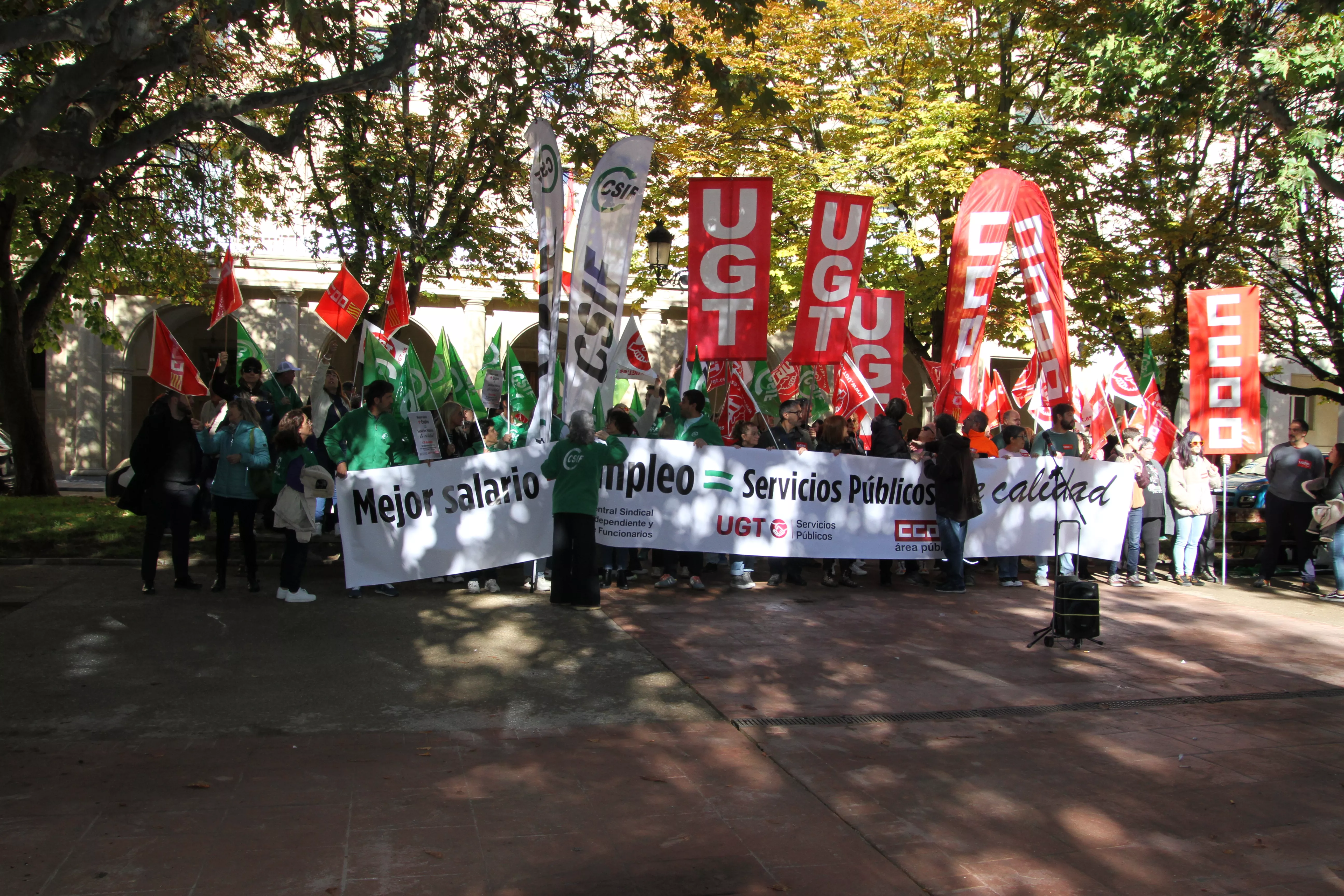 Concentración en Huesca por unos servicios públicos de calidad. Foto Carlos Neofato Concentración en Huesca por unos servicios públicos de calidad. Foto Carlos Neofato