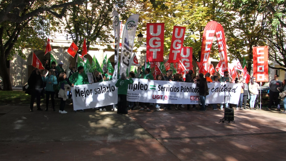CCOO, UGT y CSIF se concentran en Huesca y advierten de una posible ...