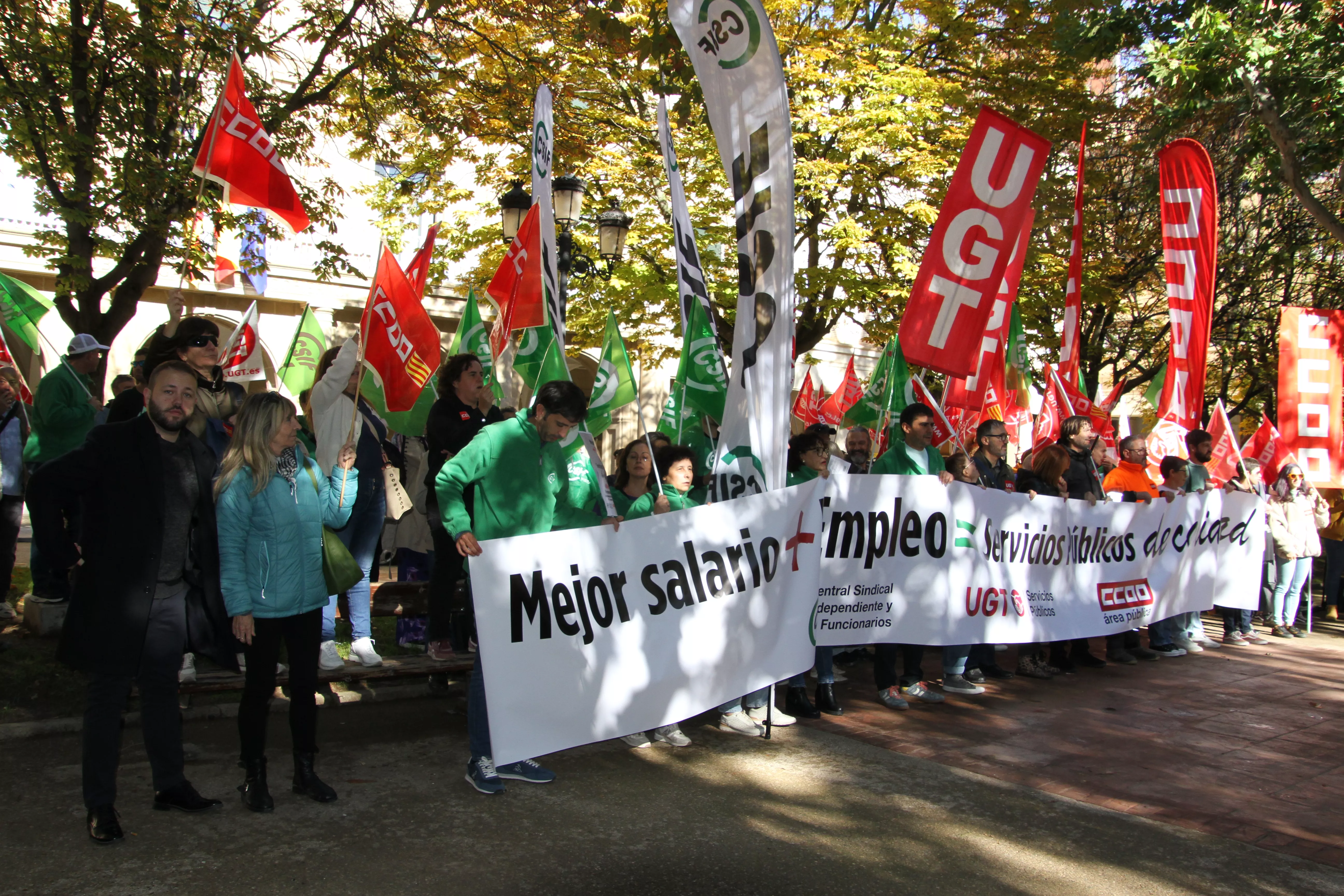Concentración en Huesca por unos servicios públicos de calidad. Foto Carlos Neofato