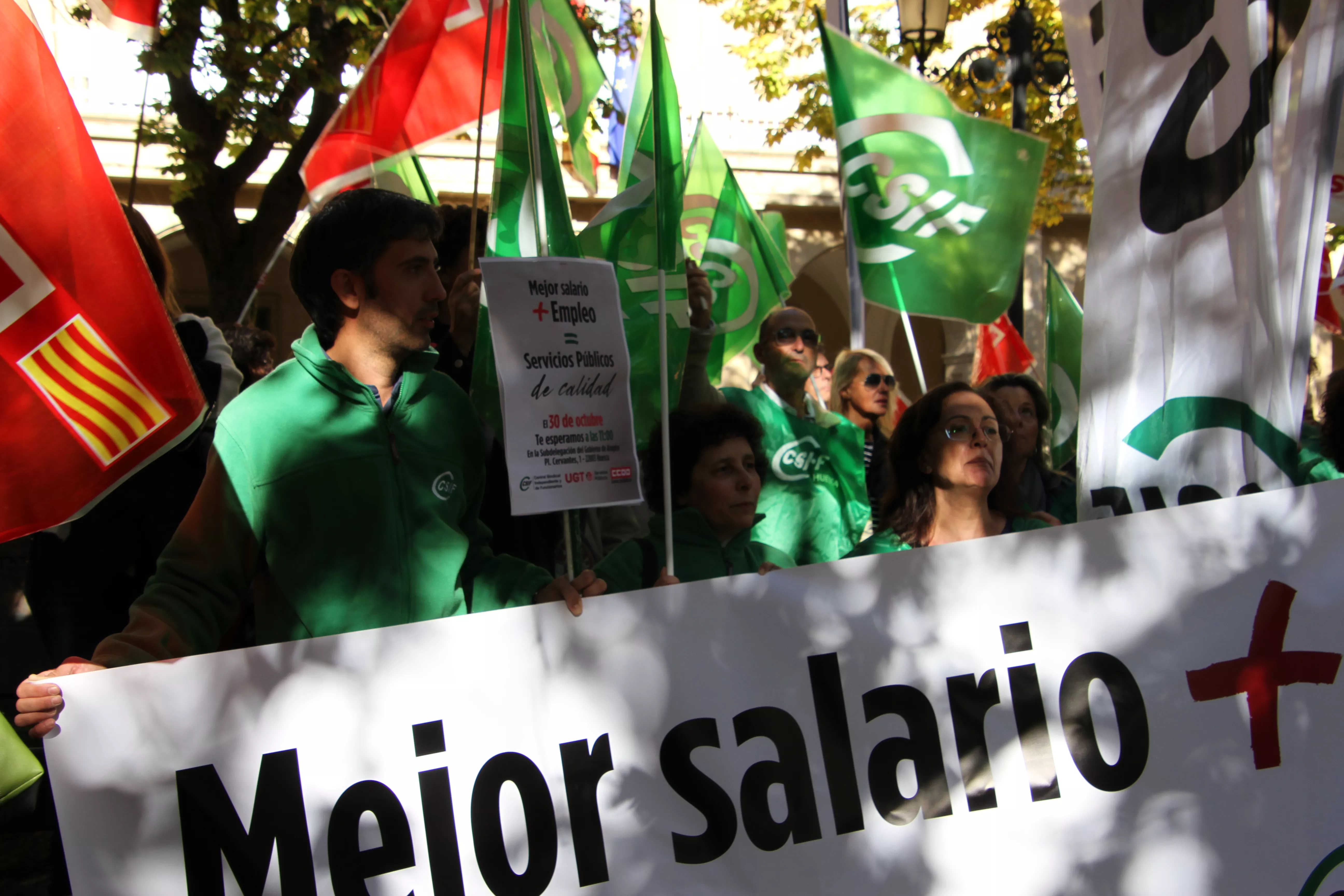 Concentración en Huesca por unos servicios públicos de calidad. Foto Carlos Neofato