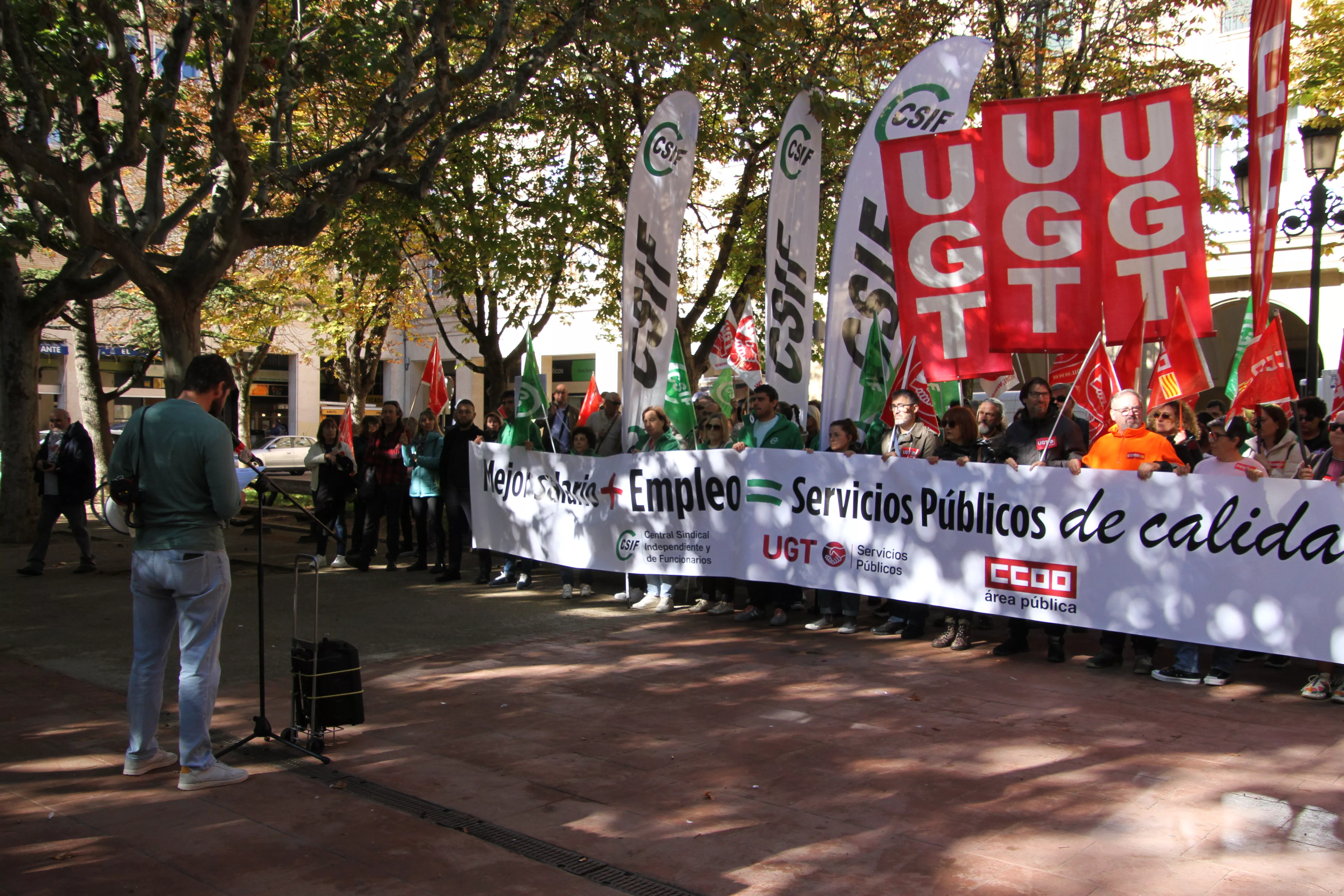 Concentración en Huesca por unos servicios públicos de calidad. Foto Carlos Neofato