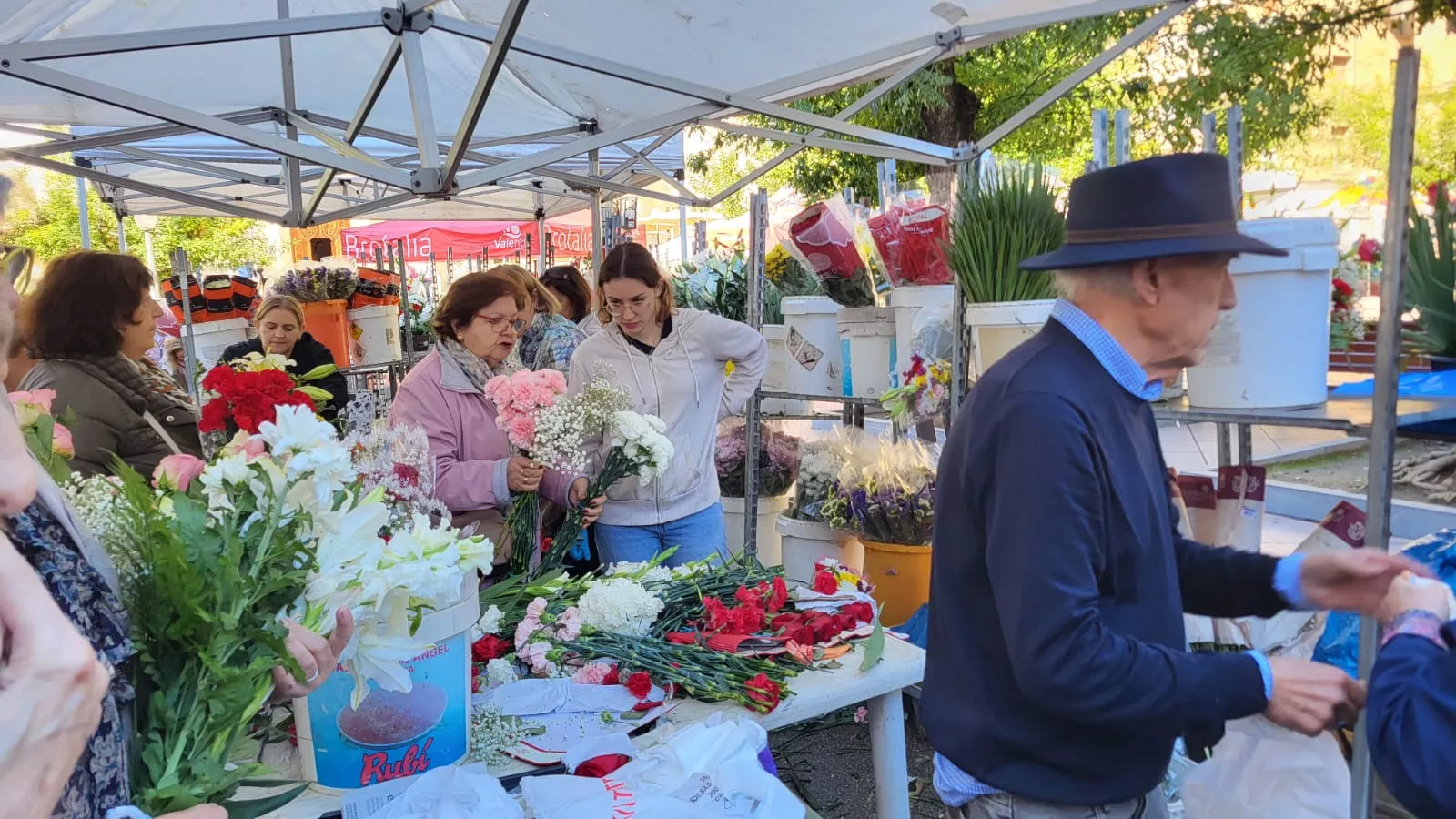 Puesto de flores de Todos los Santos en la Plaza de Navarra en Huesca