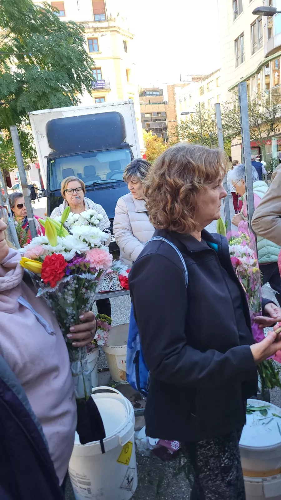 Puesto de flores de Todos los Santos en la Plaza de Navarra en Huesca