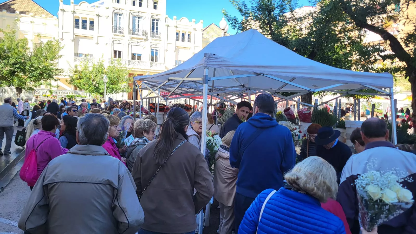 Puesto de flores de Todos los Santos en la Plaza de Navarra en Huesca