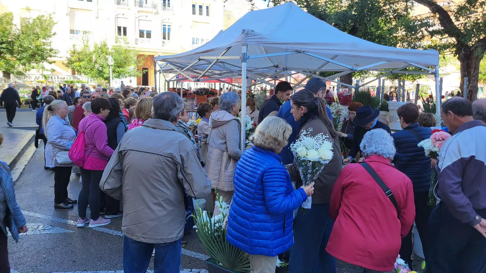 Puesto de flores de Todos los Santos en la Plaza de Navarra en Huesca