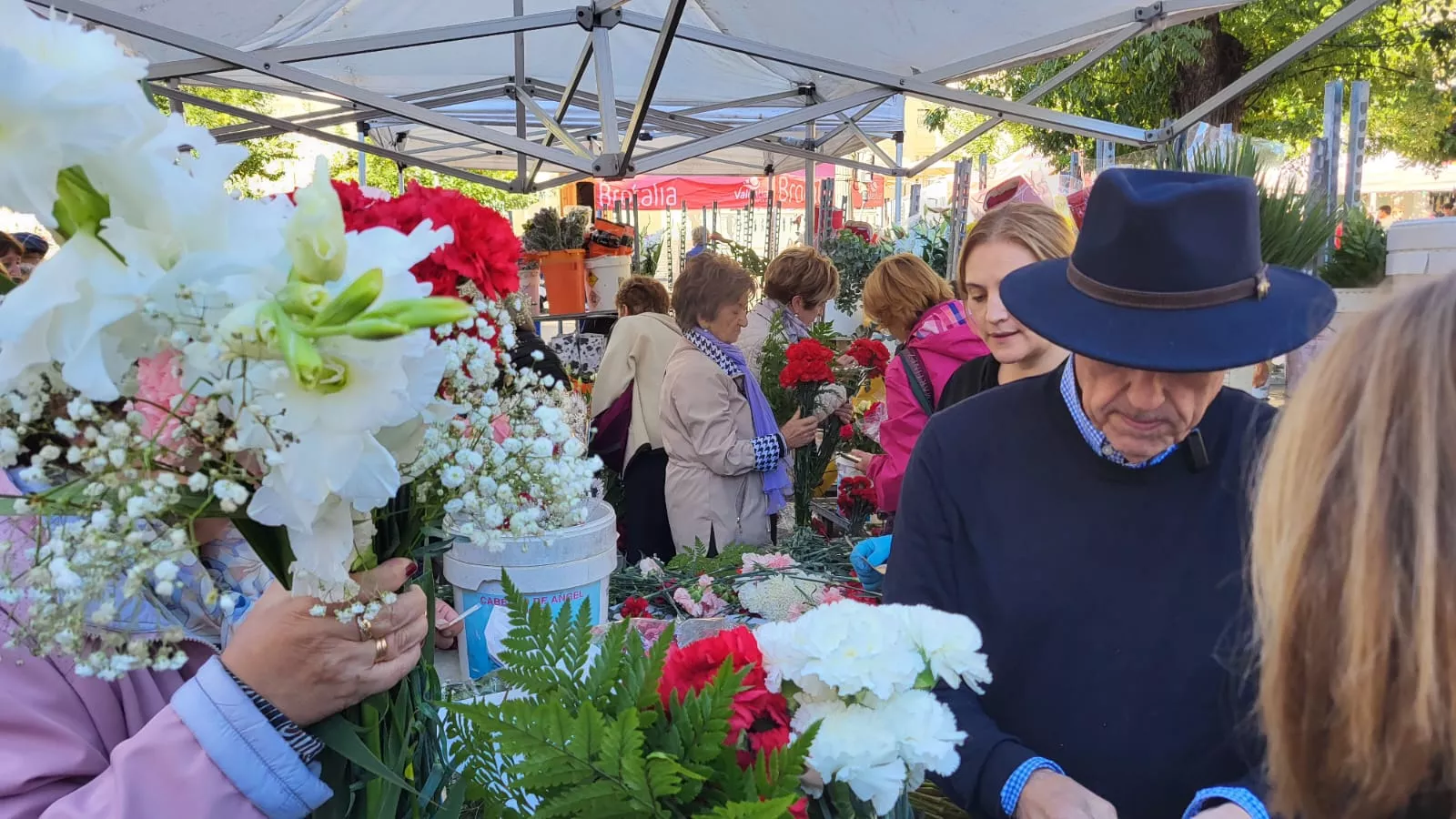 Puesto de flores de Todos los Santos en la Plaza de Navarra en Huesca