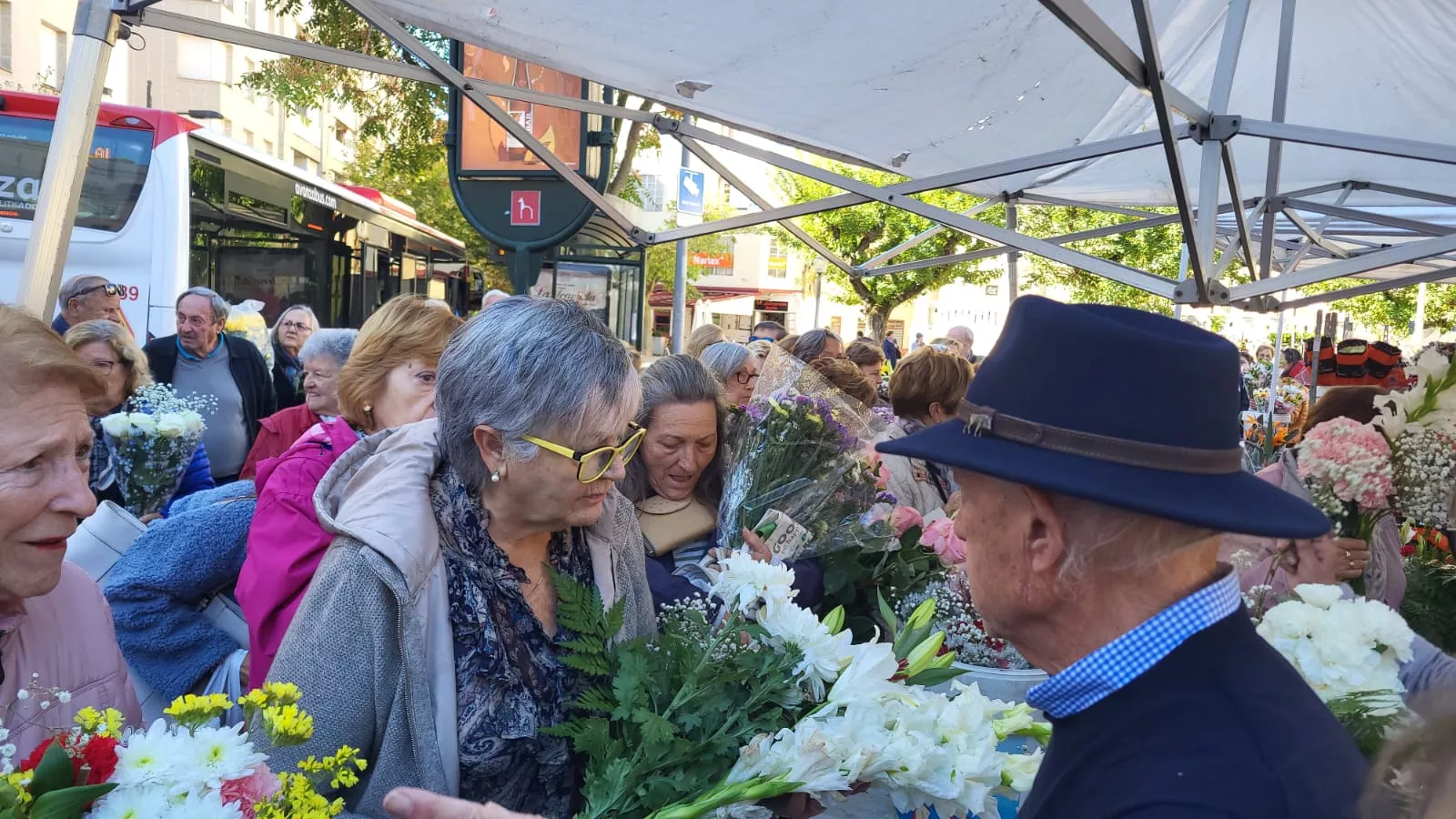 Puesto de flores de Todos los Santos en la Plaza de Navarra en Huesca