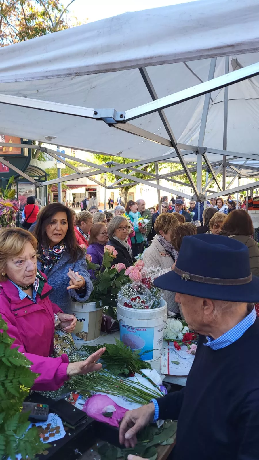 Puesto de flores de Todos los Santos en la Plaza de Navarra en Huesca