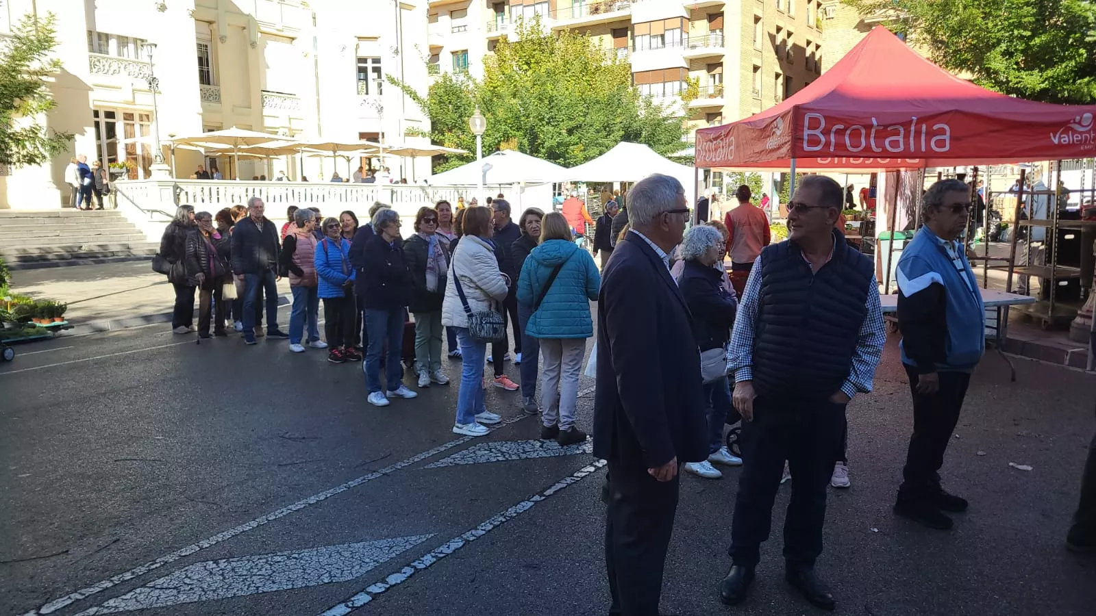 Puesto de flores de Todos los Santos en la Plaza de Navarra en Huesca