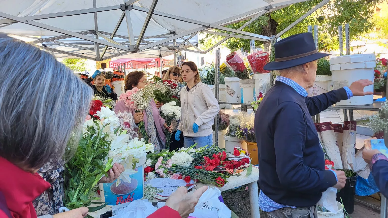 Puesto de flores de Todos los Santos en la Plaza de Navarra en Huesca