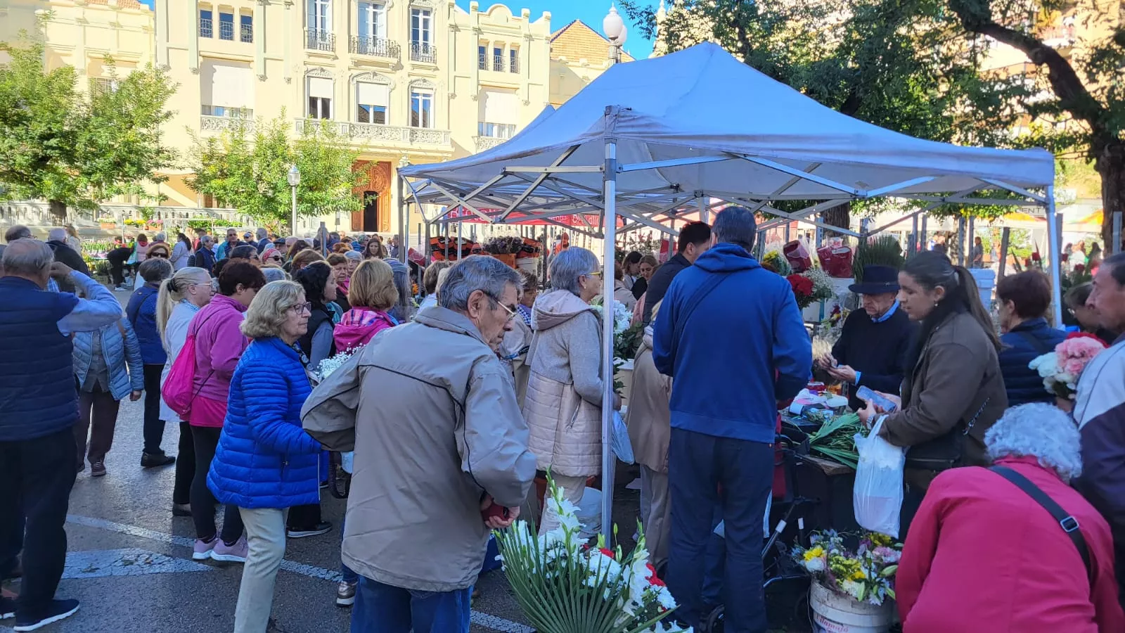 Puesto de flores de Todos los Santos en la Plaza de Navarra en Huesca