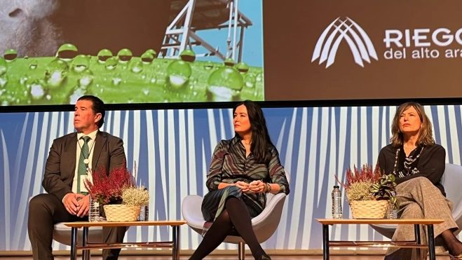 José Antonio Pradas, Lorena Orduna y Dolores Pascual, en la inauguración de las jornadas de Riegos del Alto Aragón. Foto Mercedes Manterola José Antonio Pradas, Lorena Orduna y Dolores Pascual, en la inauguración de las jornadas de Riegos del Alto Aragón. Foto Mercedes Manterola