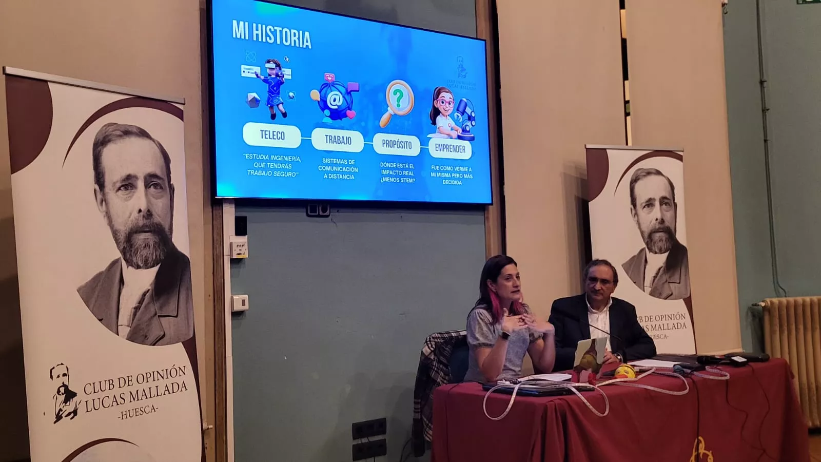 Patricia Heredia y Javier Caudillo en la conferencia Entre Humanos y Tecnología en el Salón Azul