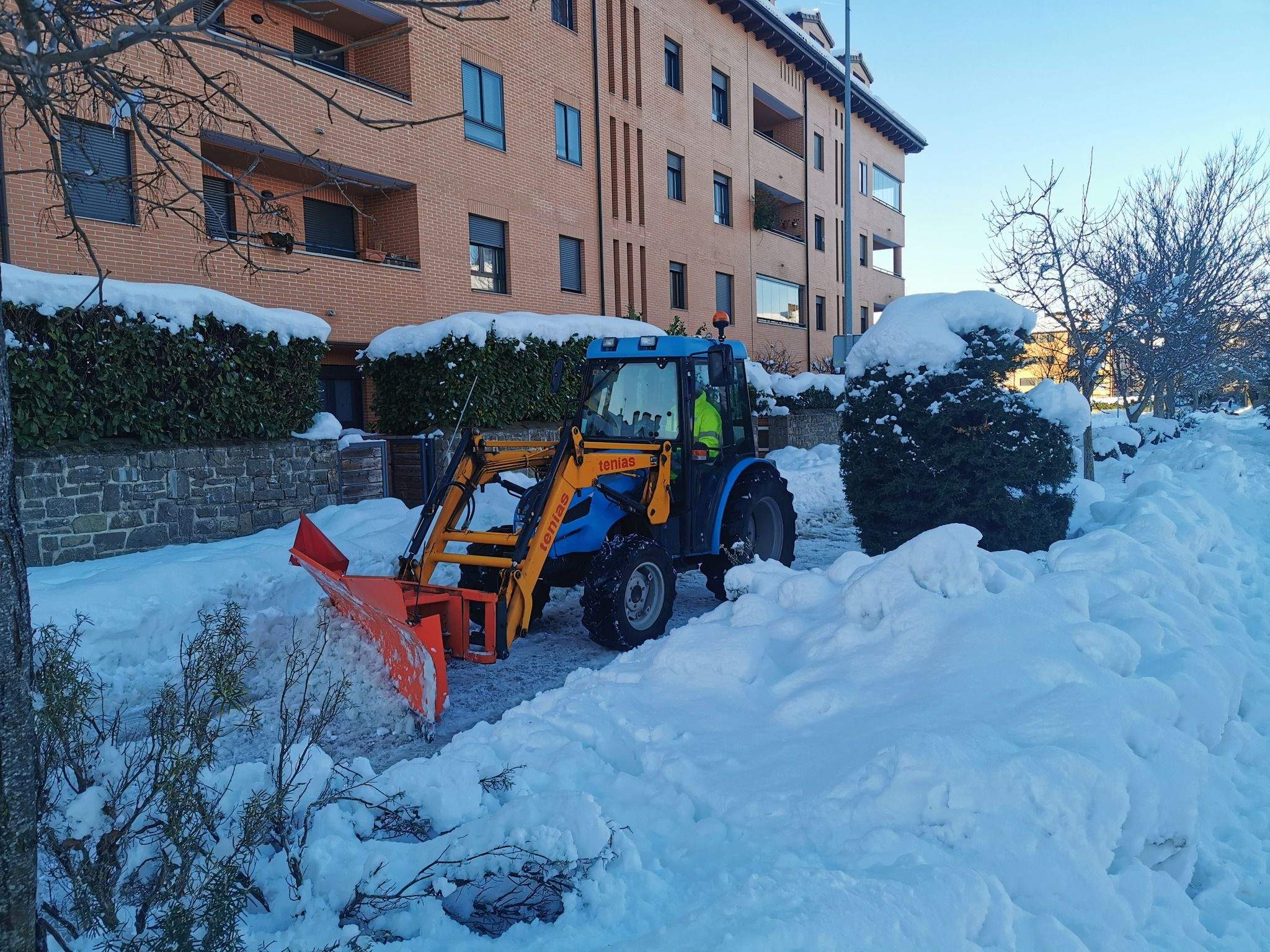 Labores de limpieza de la nieve caída en las últimas jornadas en la ciudad de Jaca a la que sigue el desplome de las temperaturas.