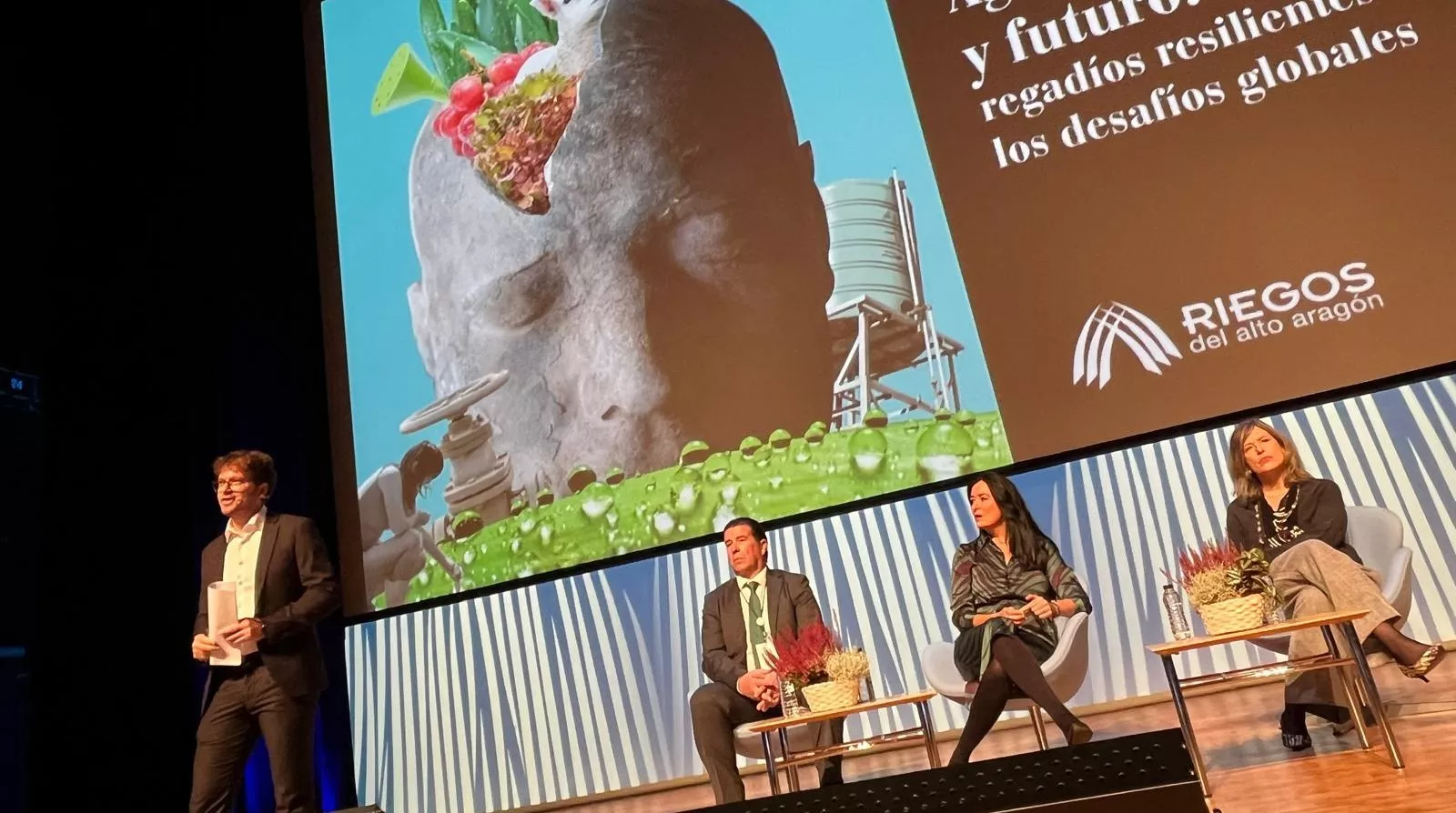 Apertura de la jornada informativa de Riegos del Alto Aragón, con Pradas, Orduna y Pascual. Foto Mercedes Manterola Apertura de la jornada informativa de Riegos del Alto Aragón, con Pradas, Orduna y Pascual. Foto Mercedes Manterola