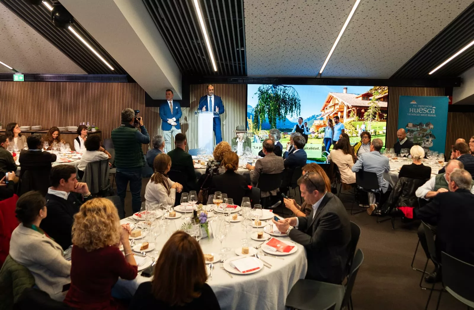 El diputado de promoción turística, Sergio Serra, y el gerente de TuHuesca, Fernando Blasco, en la presentación. El diputado de promoción turística, Sergio Serra, y el gerente de TuHuesca, Fernando Blasco, en la presentación.