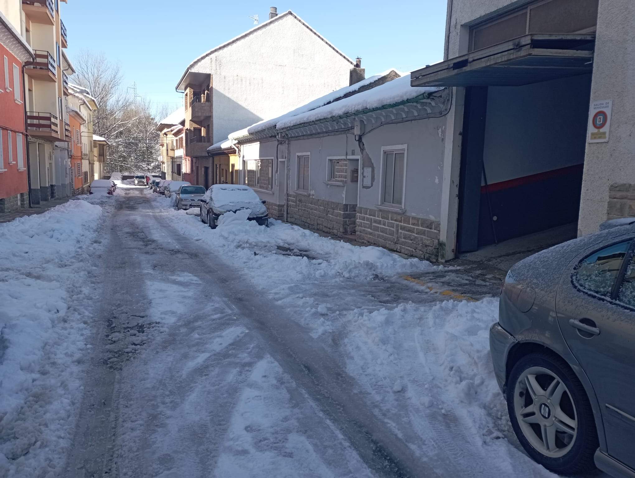 Sabiñánigo tras las nevadas y a la espera de un intenso frío
