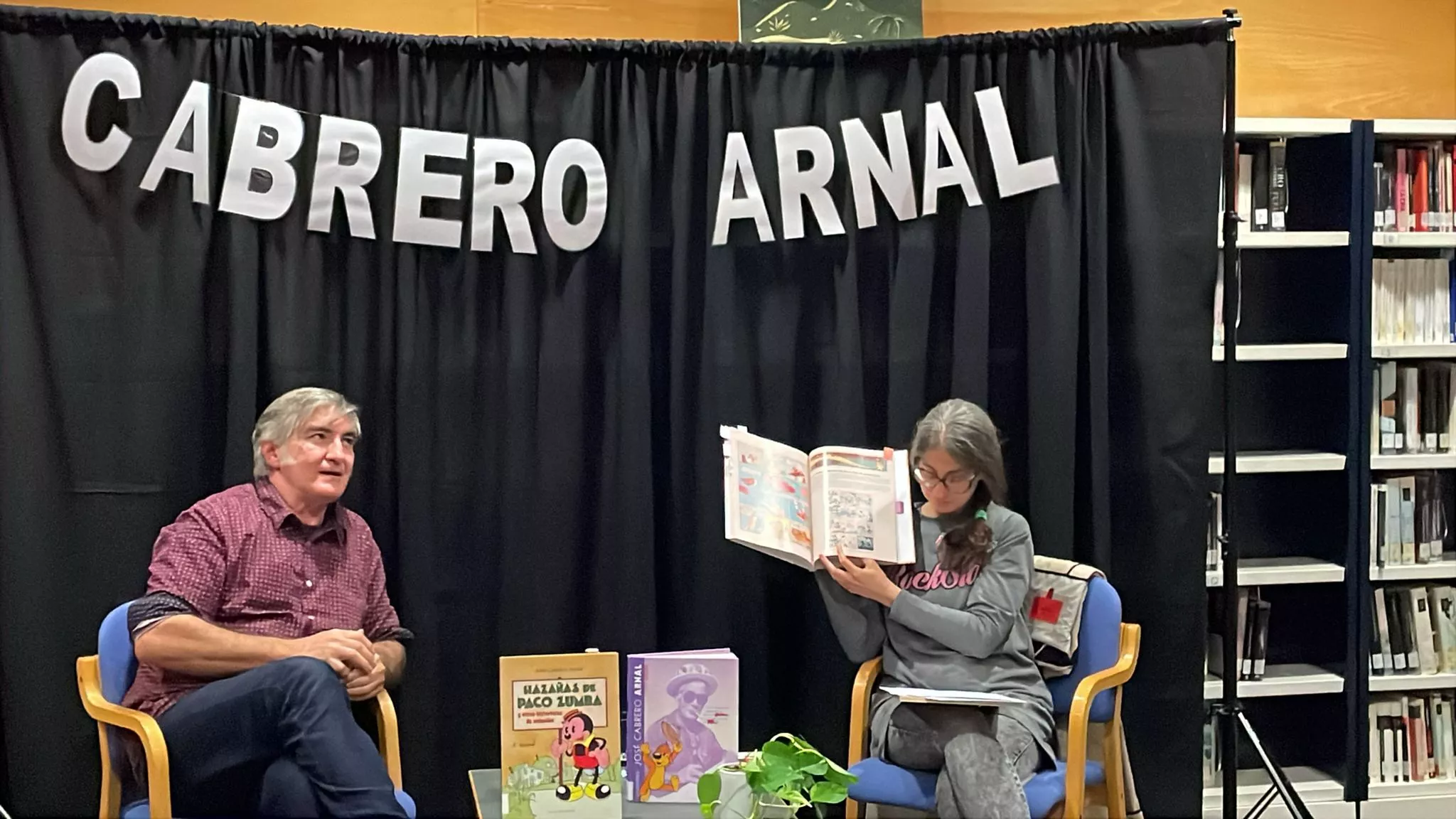 Dionisio Platel y Cristina Hombrados, presentando el libro en la biblioteca Ramón J. Sender. Foto Carlos Neofato