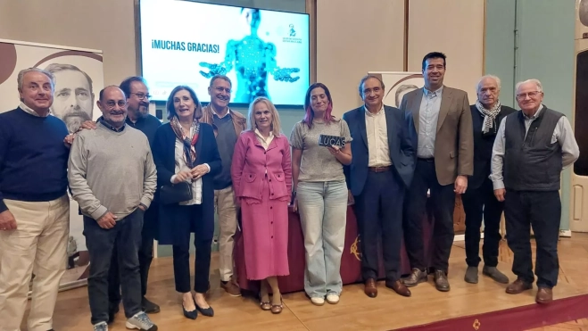 Patricia Heredia con miembros del Club de Debate Lucas Mallada Patricia Heredia con miembros del Club de Debate Lucas Mallada