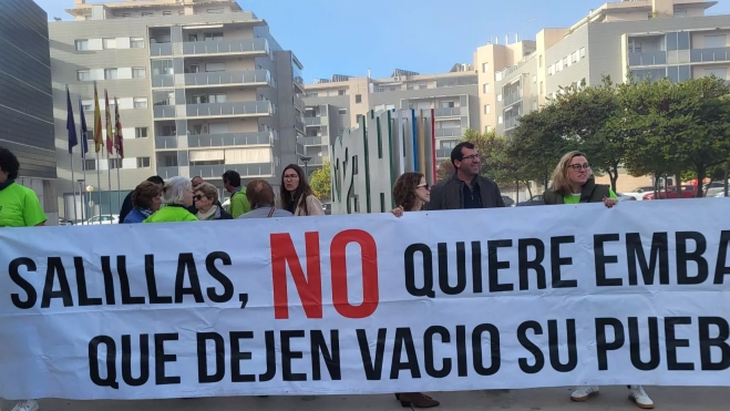 Concentración de afectados de Salillas por las obras de los sectores X y XI del Canal del Flumen. Concentración de afectados de Salillas por las obras de los sectores X y XI del Canal del Flumen.