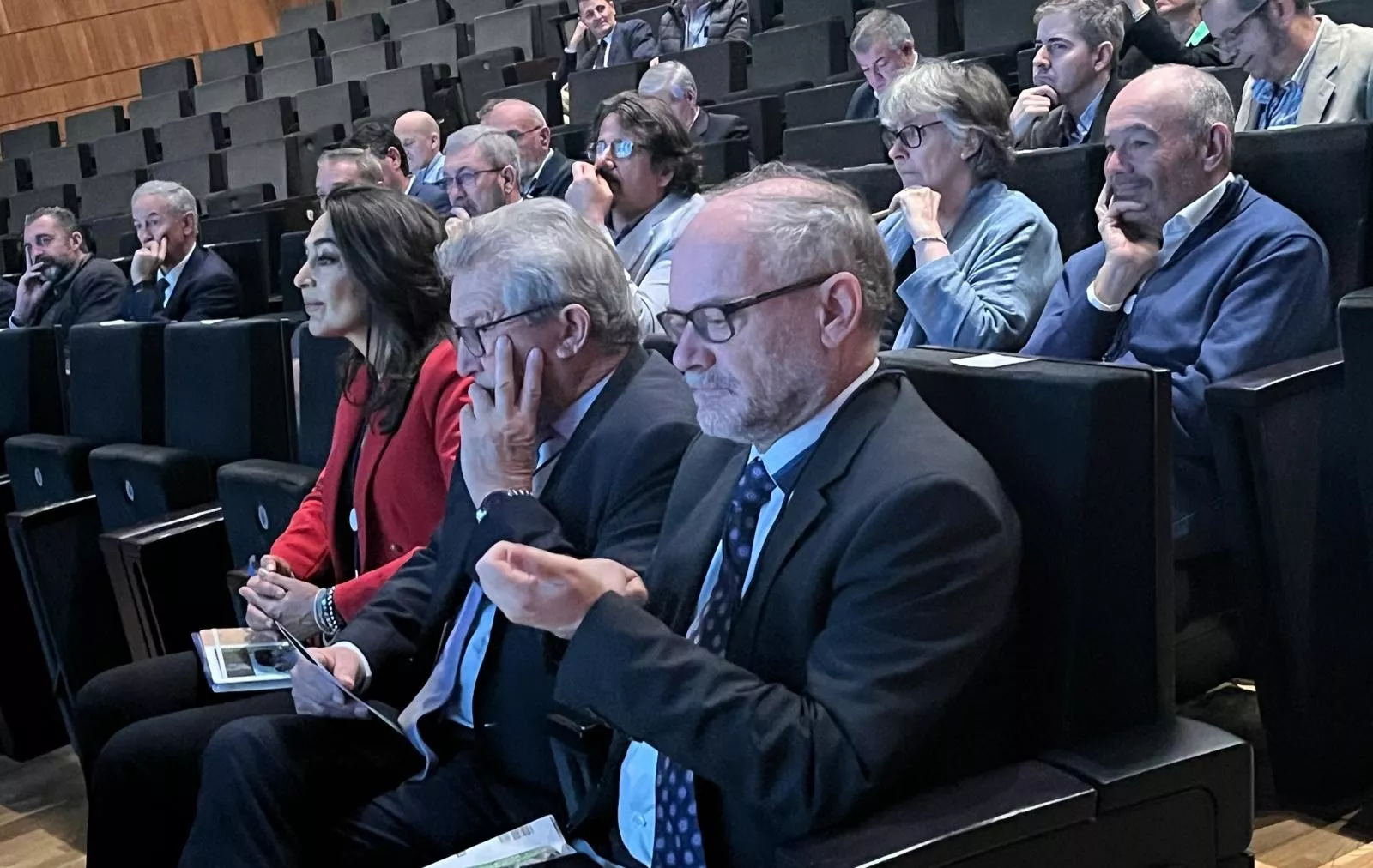 El director técnico de Seiasa, Víctor Morales, en primer término, en la jornada de Riegos del Alto Aragón. El director técnico de Seiasa, Víctor Morales, en primer término, en la jornada de Riegos del Alto Aragón.