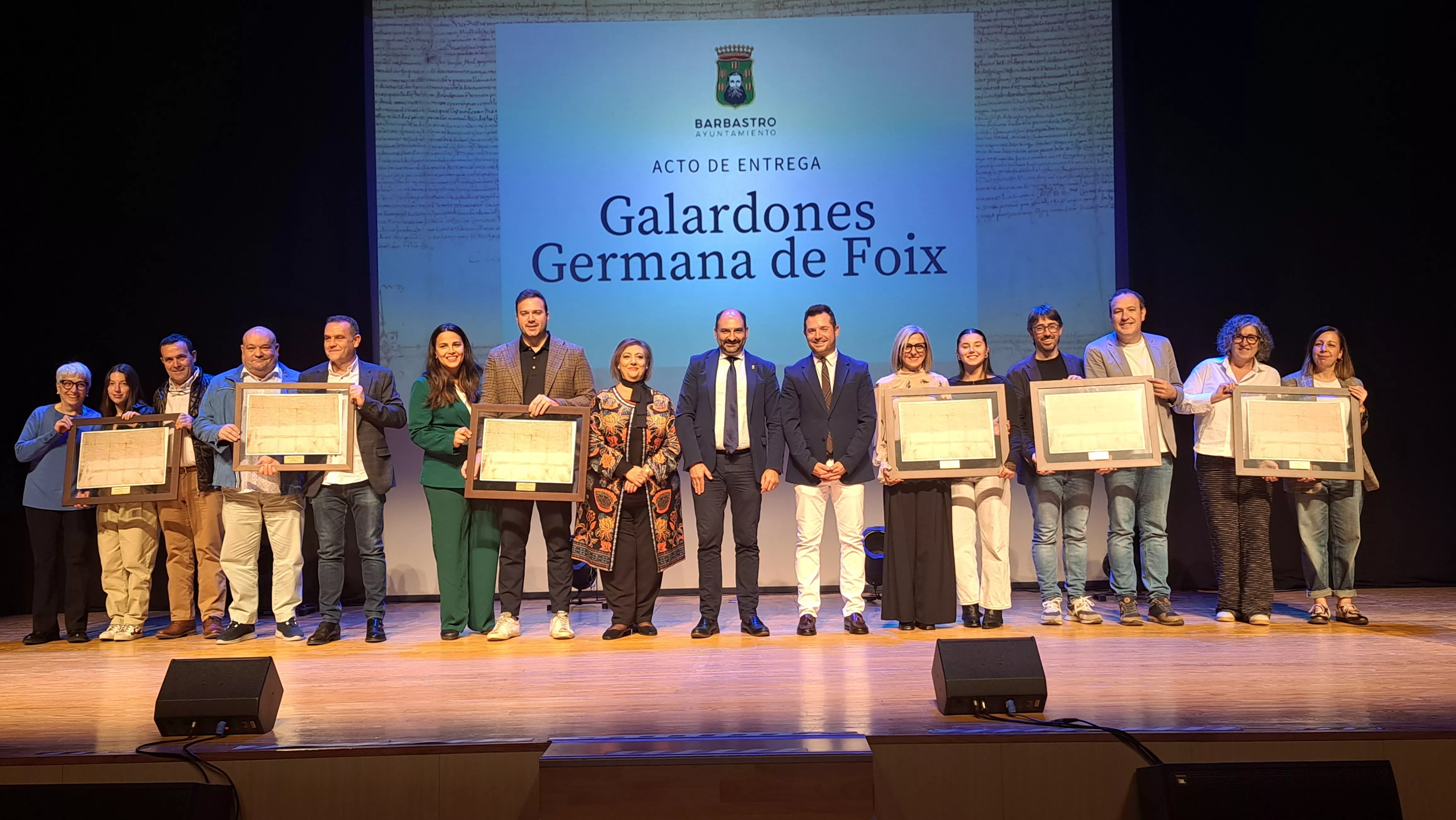 El alcalde, Fernando Torres, y los ediles Ramírez y Borruel con los galardonados con los Germana de Foix