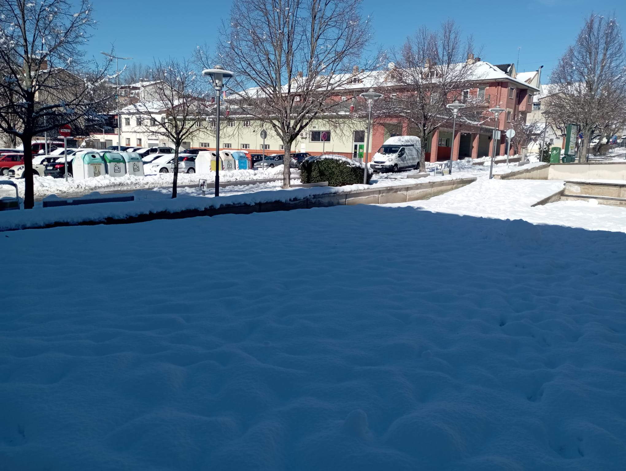 Sabiñánigo tras las nevadas y a la espera de un intenso frío