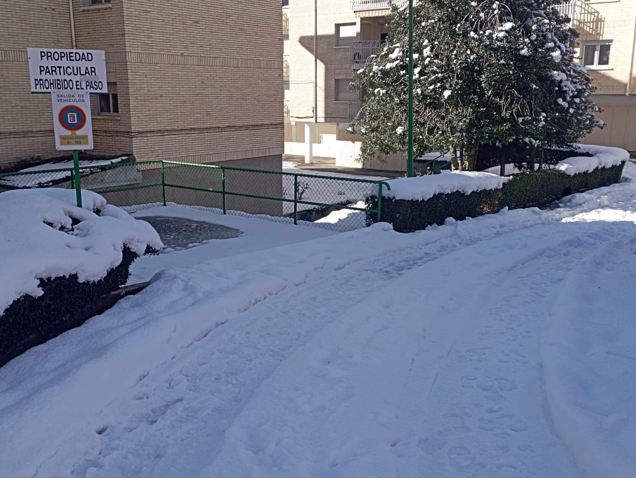 Sabiñánigo tras las nevadas y a la espera de un intenso frío