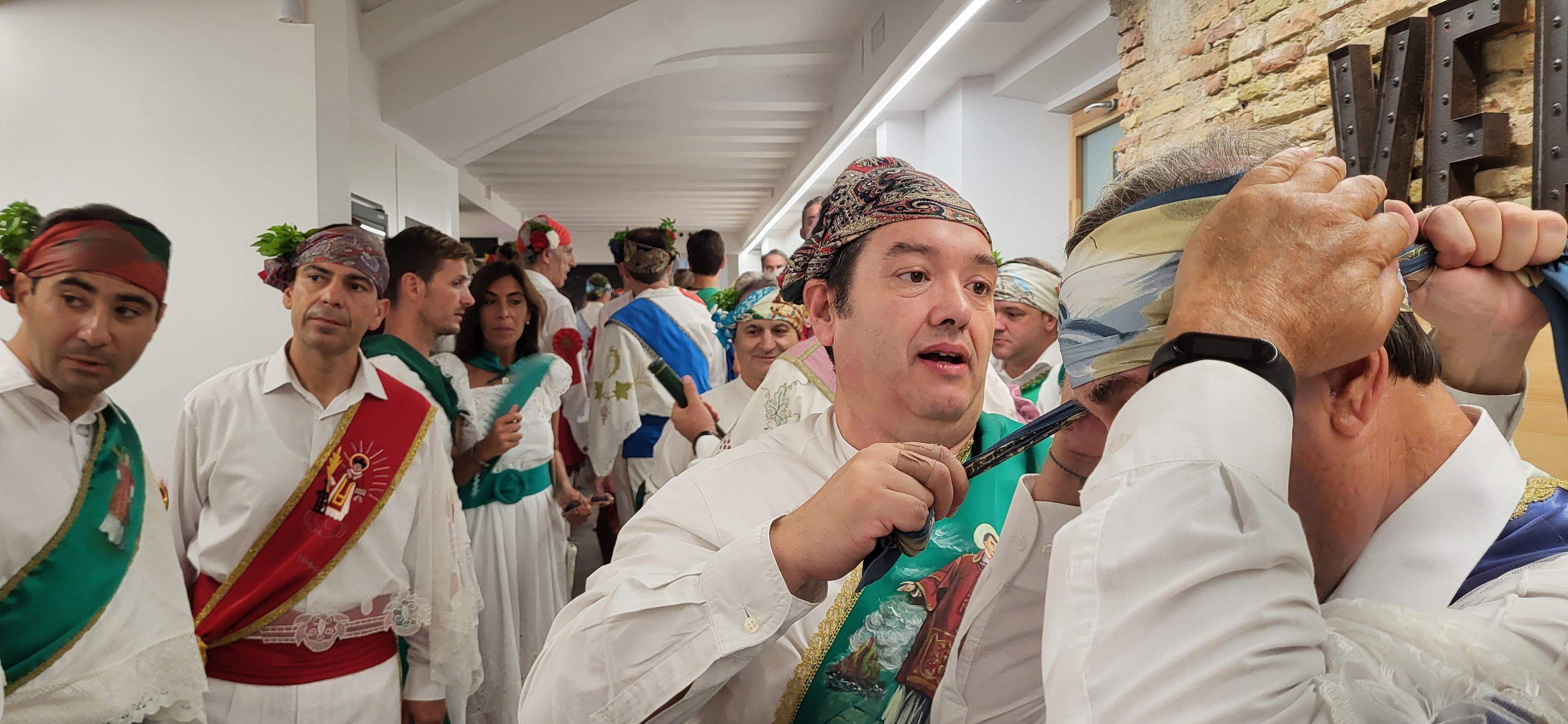 Colocando el pañuelo a Jesús Esperanza
