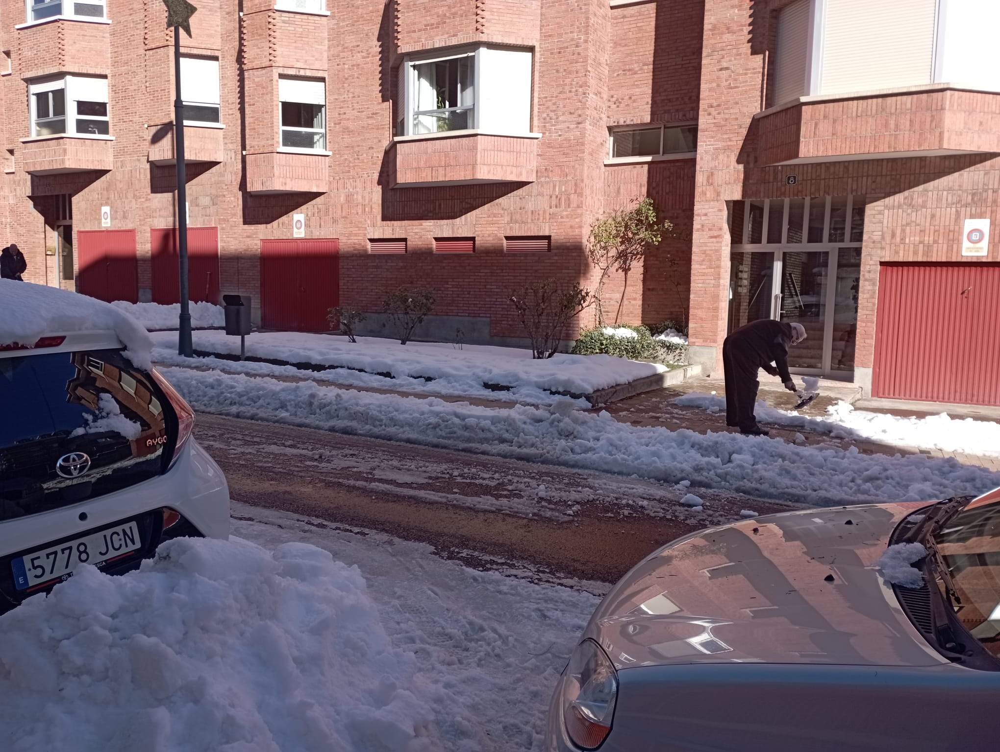 Sabiñánigo tras las nevadas y a la espera de un intenso frío