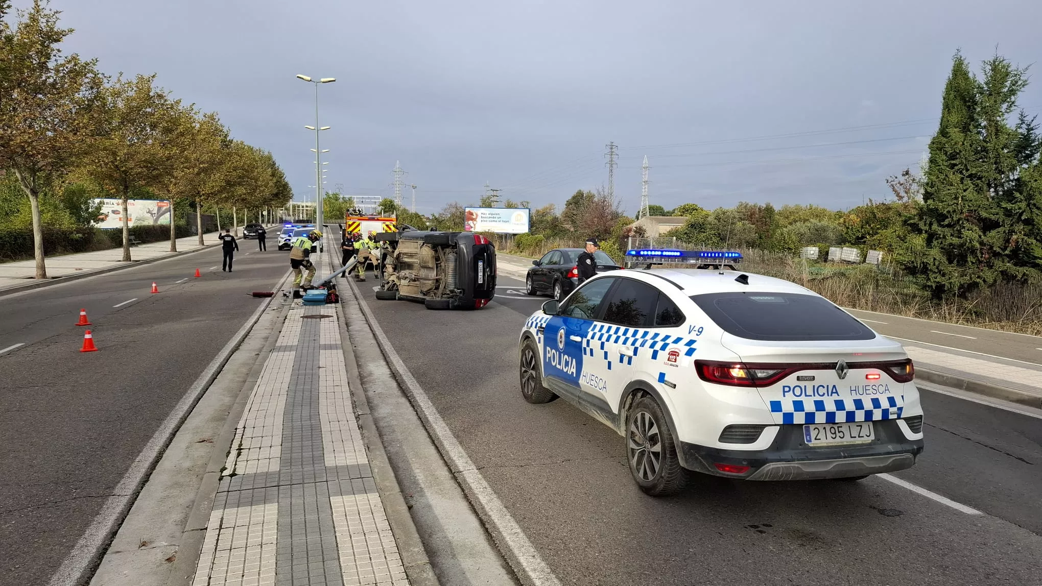 Vehículo accidentado en la calle Magistrado Cecilio Serena. Vehículo accidentado en la calle Magistrado Cecilio Serena.