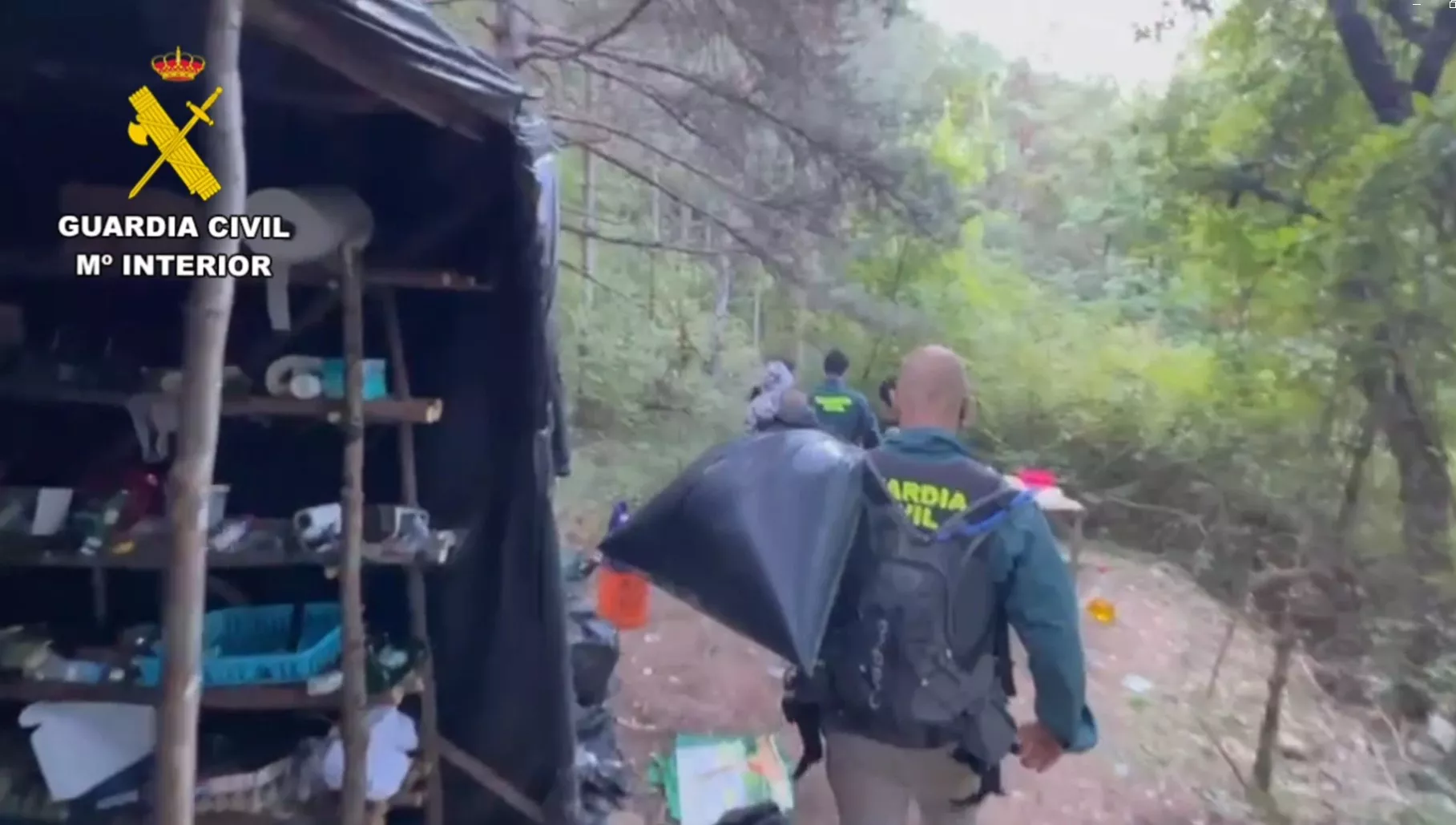 La Guardia Civil con detenidos y material incautado