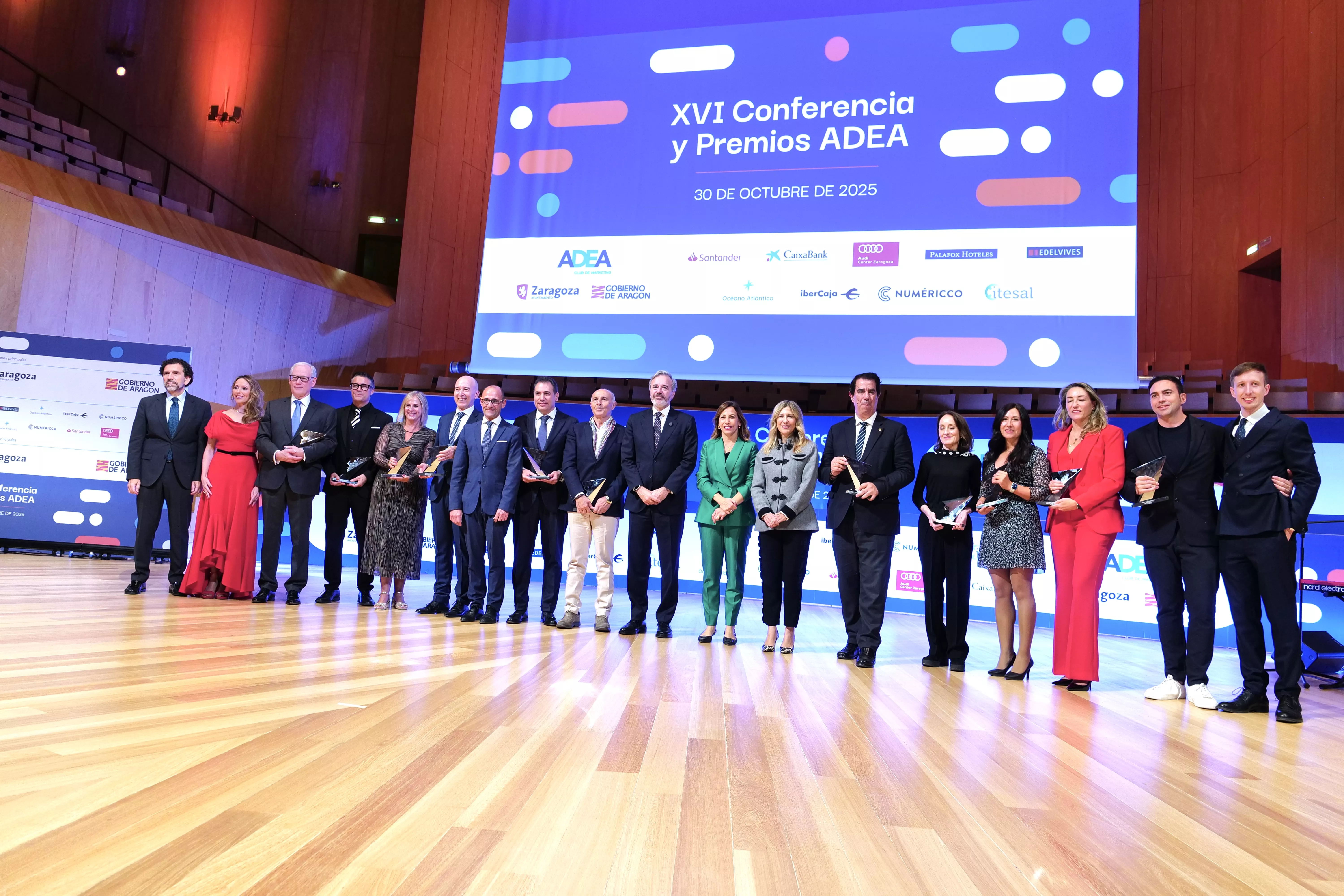 El presidente Azcón, otras autoridades y los galardonados en los Premios Adea