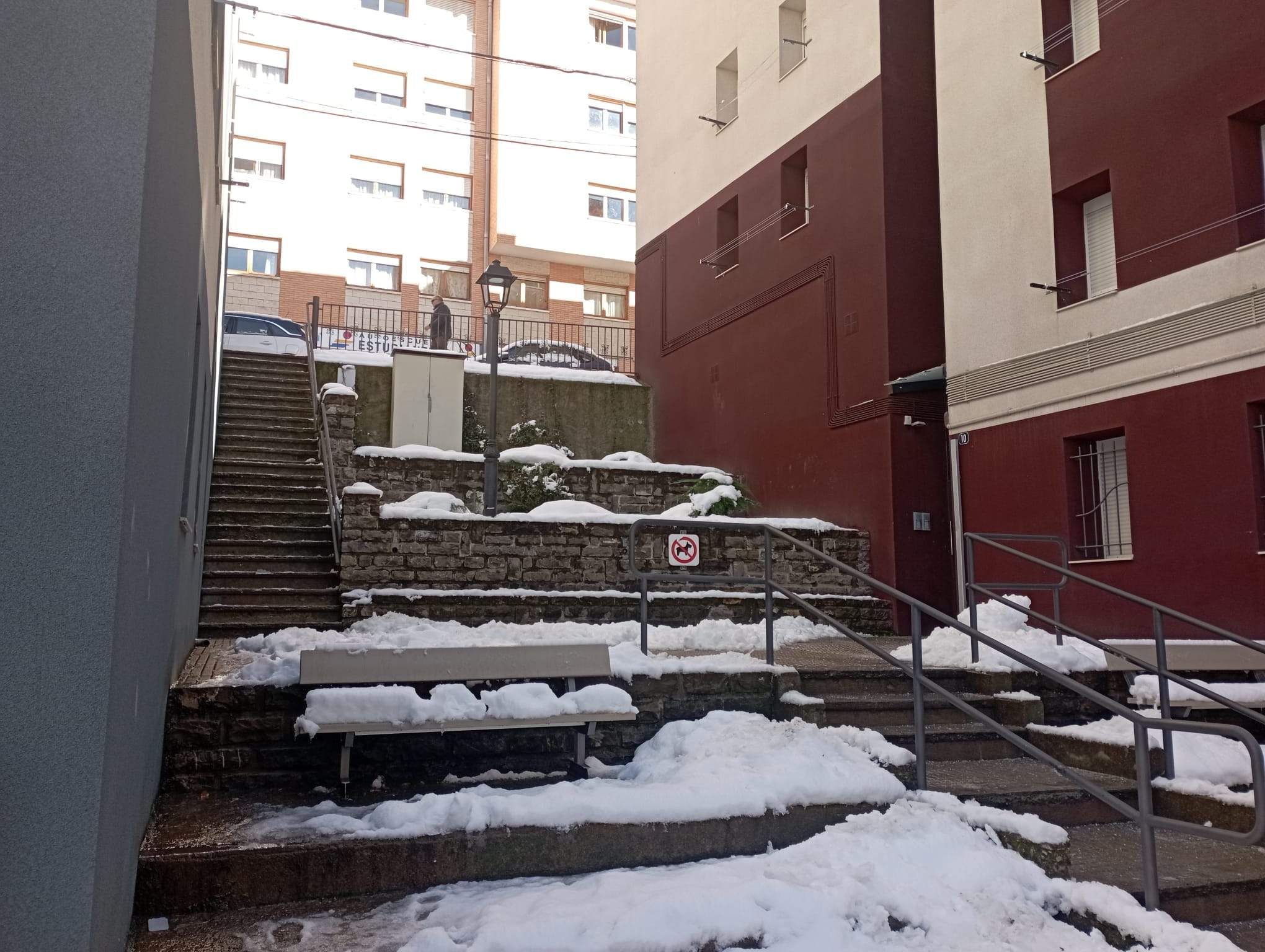 Sabiñánigo tras las nevadas y a la espera de un intenso frío