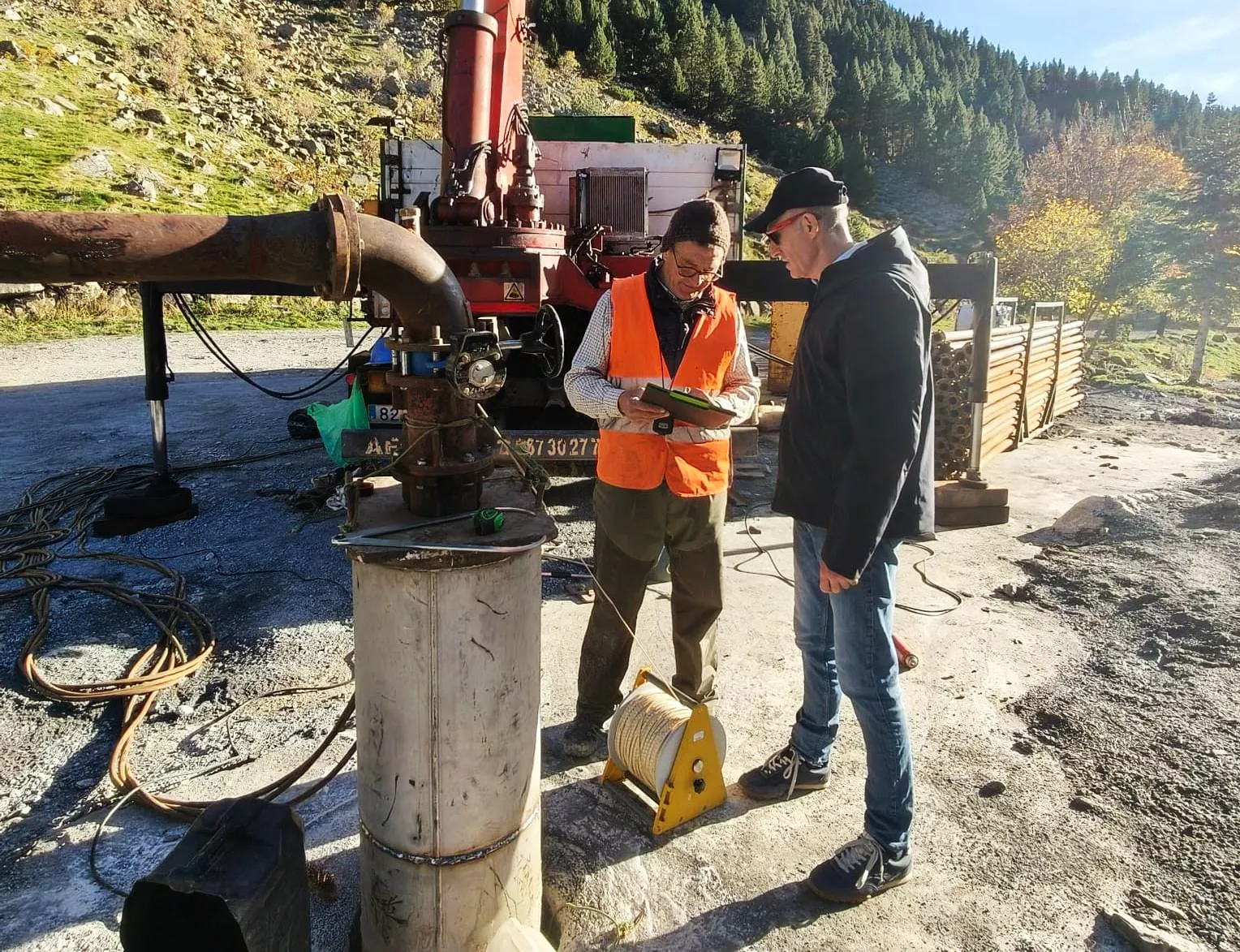 El alcalde de Benasque, Manuel Mora, presencia los trabajos de prospección en el balneario de Benasque. El alcalde de Benasque, Manuel Mora, presencia los trabajos de prospección en el balneario de Benasque.