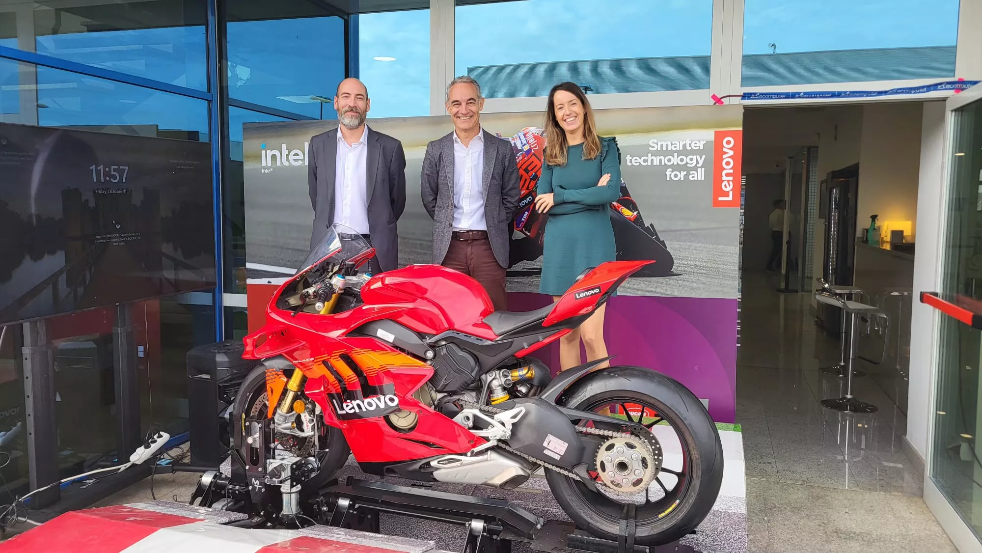 Jorge Castán, Enrique Sampériz y Marta Anoro, trinidad directiva de Ecomputer, con la moto de entrenamiento de Marc Márquez. 