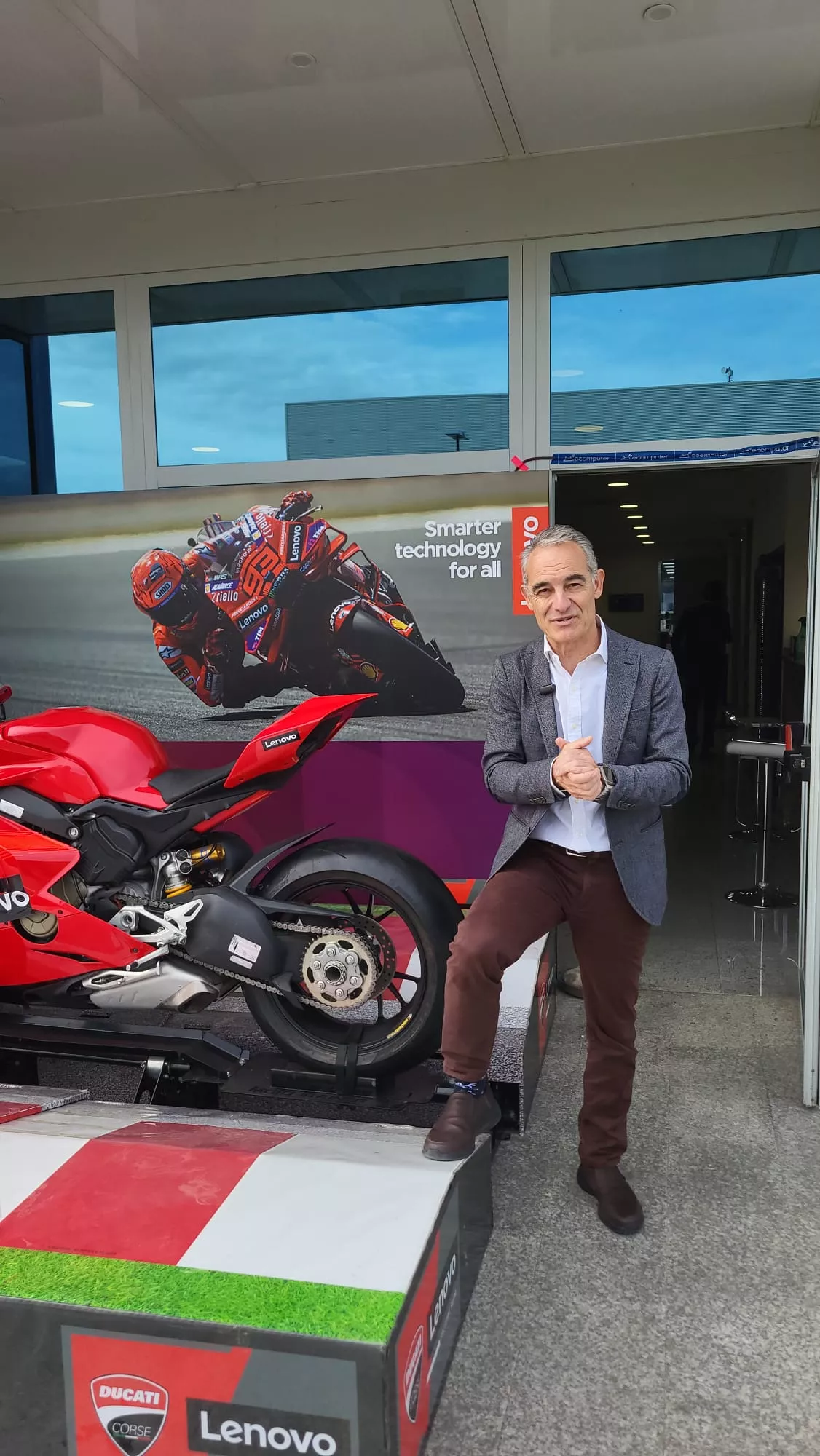  Ecomputer ante la convención de fabricantes, proveedores y clientes