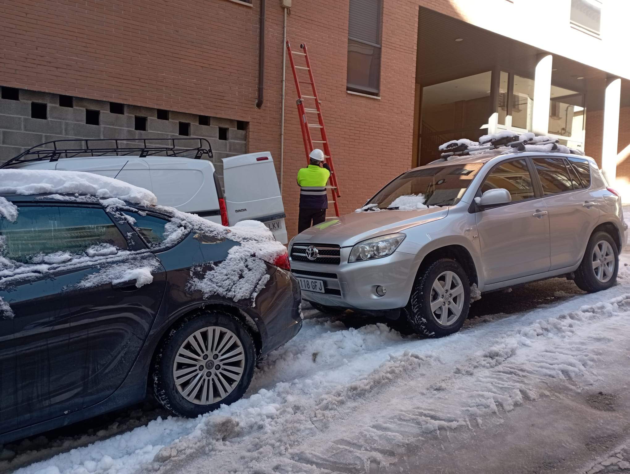 Sabiñánigo tras las nevadas y a la espera de un intenso frío