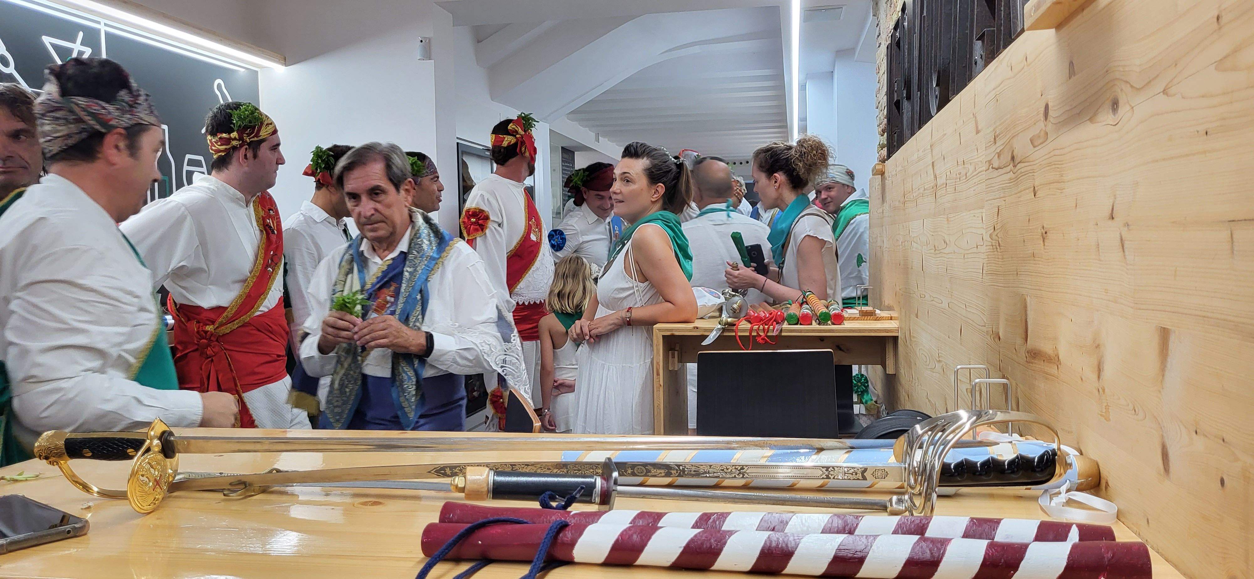 Palos y espadas preparadas para el baile
