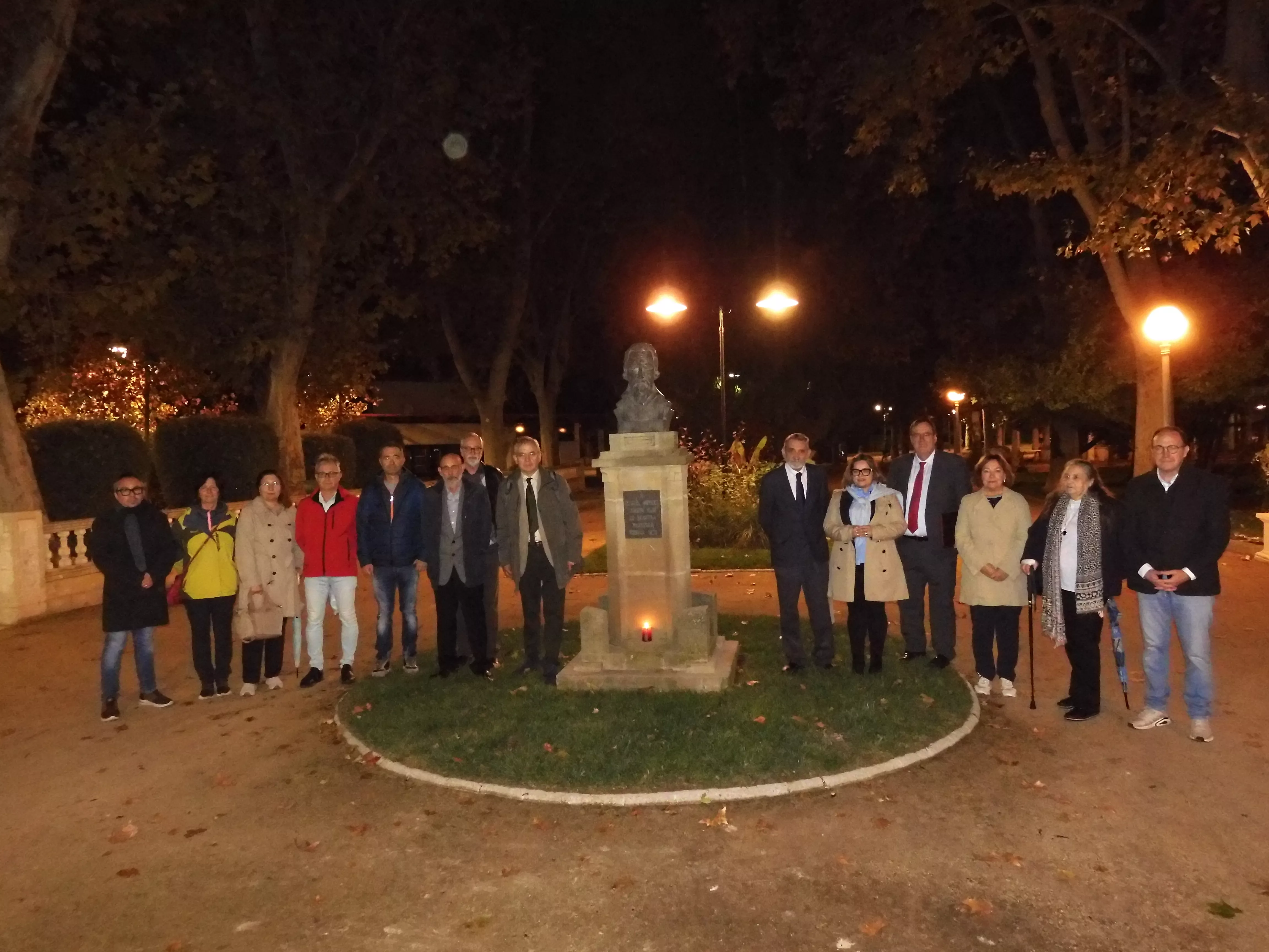 Asistentes a la ceremonia junto al busto de Miguel Servet. Foto Carlos Jalle Asistentes a la ceremonia junto al busto de Miguel Servet. Foto Carlos Jalle