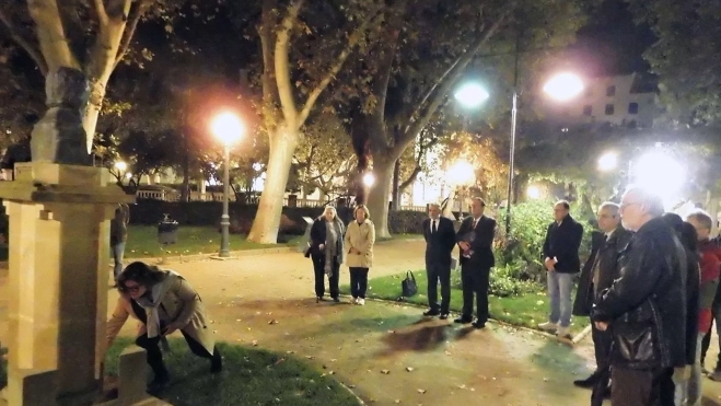 Sonia Latre deposita el fuego a los pies del monumento a Miguel Servet