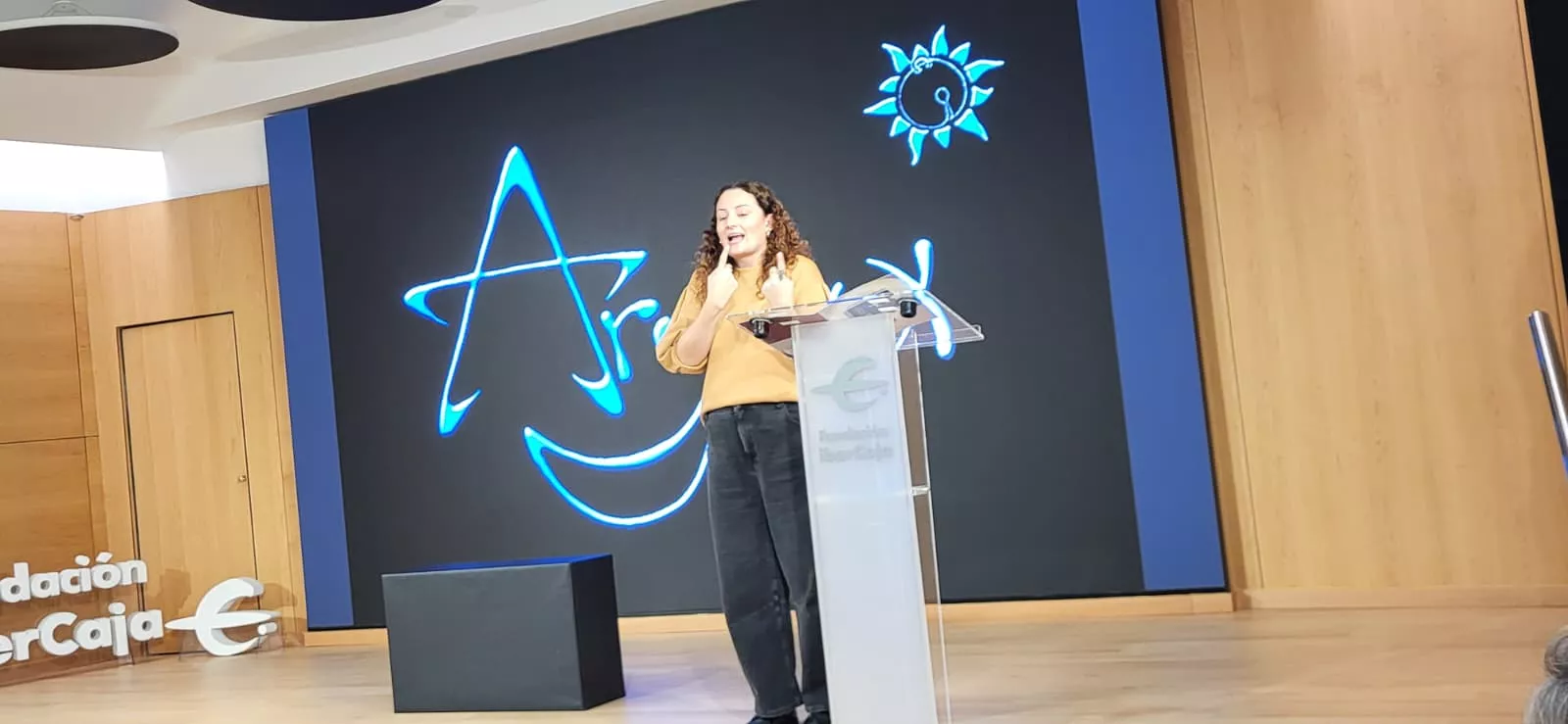 Celebración del 25 aniversario de Asza, con la actuación de Raquel, directora de Arymux. Foto Mercedes Manterola