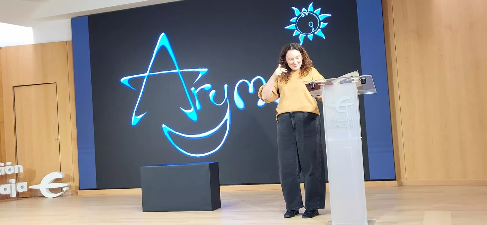 Celebración del 25 aniversario de Asza, con la actuación de Raquel, directora de Arymux. Foto Mercedes Manterola