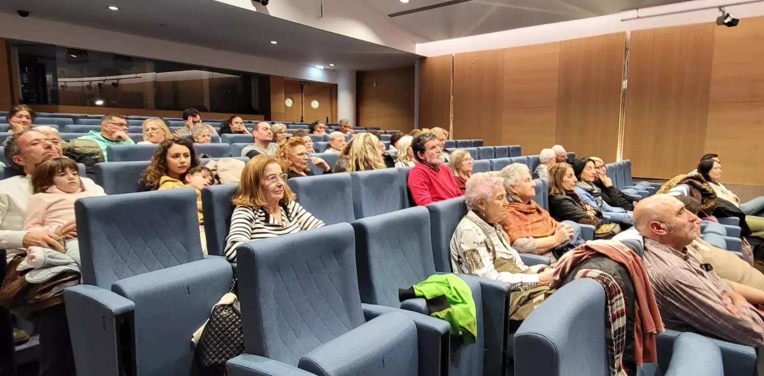 Celebración del 25 aniversario de Asza, con la actuación de Raquel, directora de Arymux. Foto Mercedes Manterola