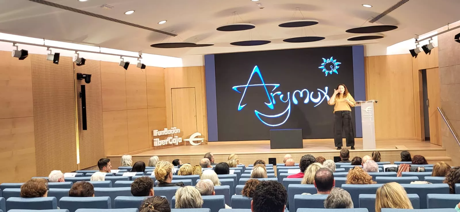 Celebración del 25 aniversario de Asza, con la actuación de Raquel, directora de Arymux. Foto Mercedes Manterola